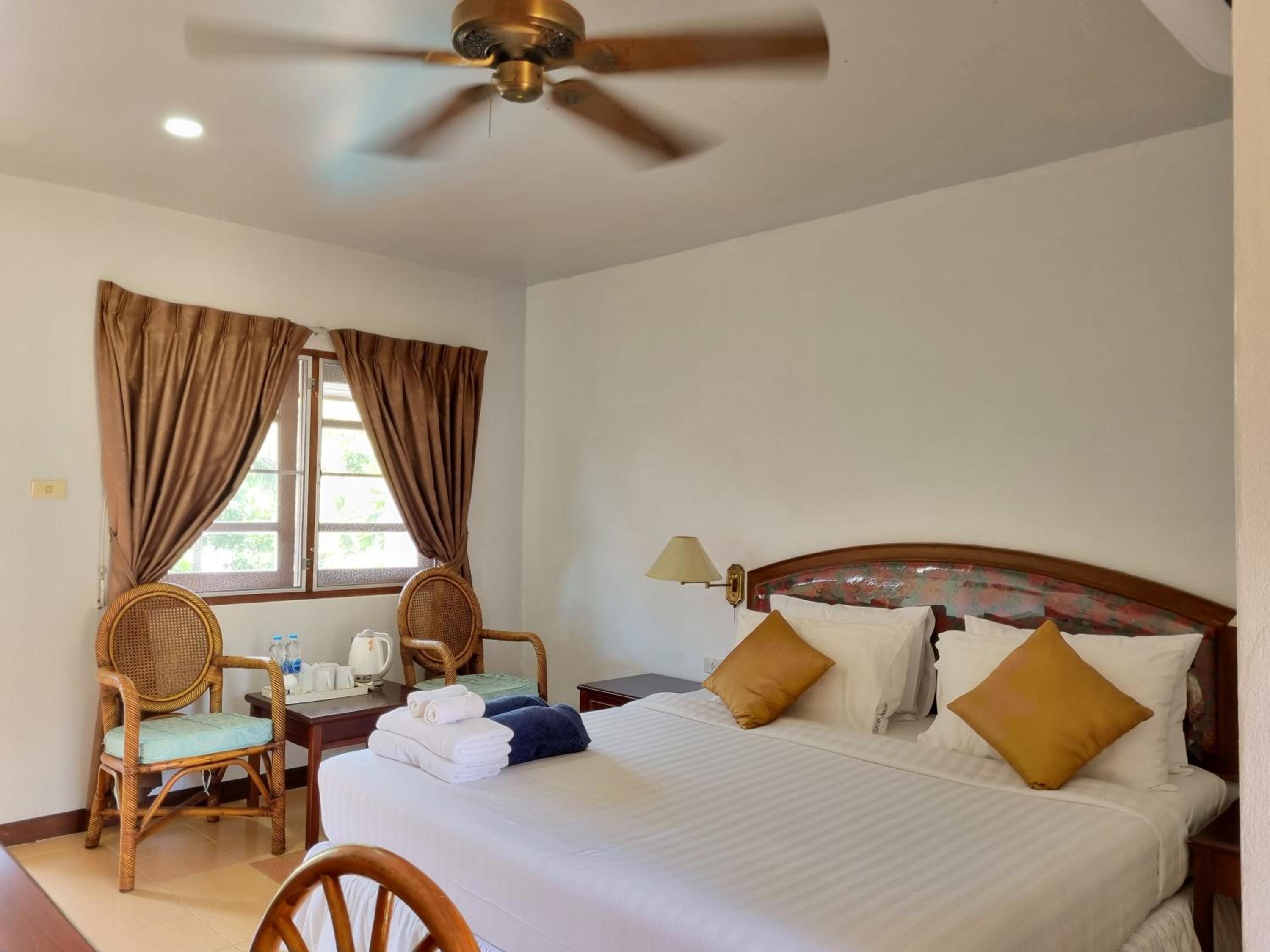 Queen Room with Pool View - Photo 9