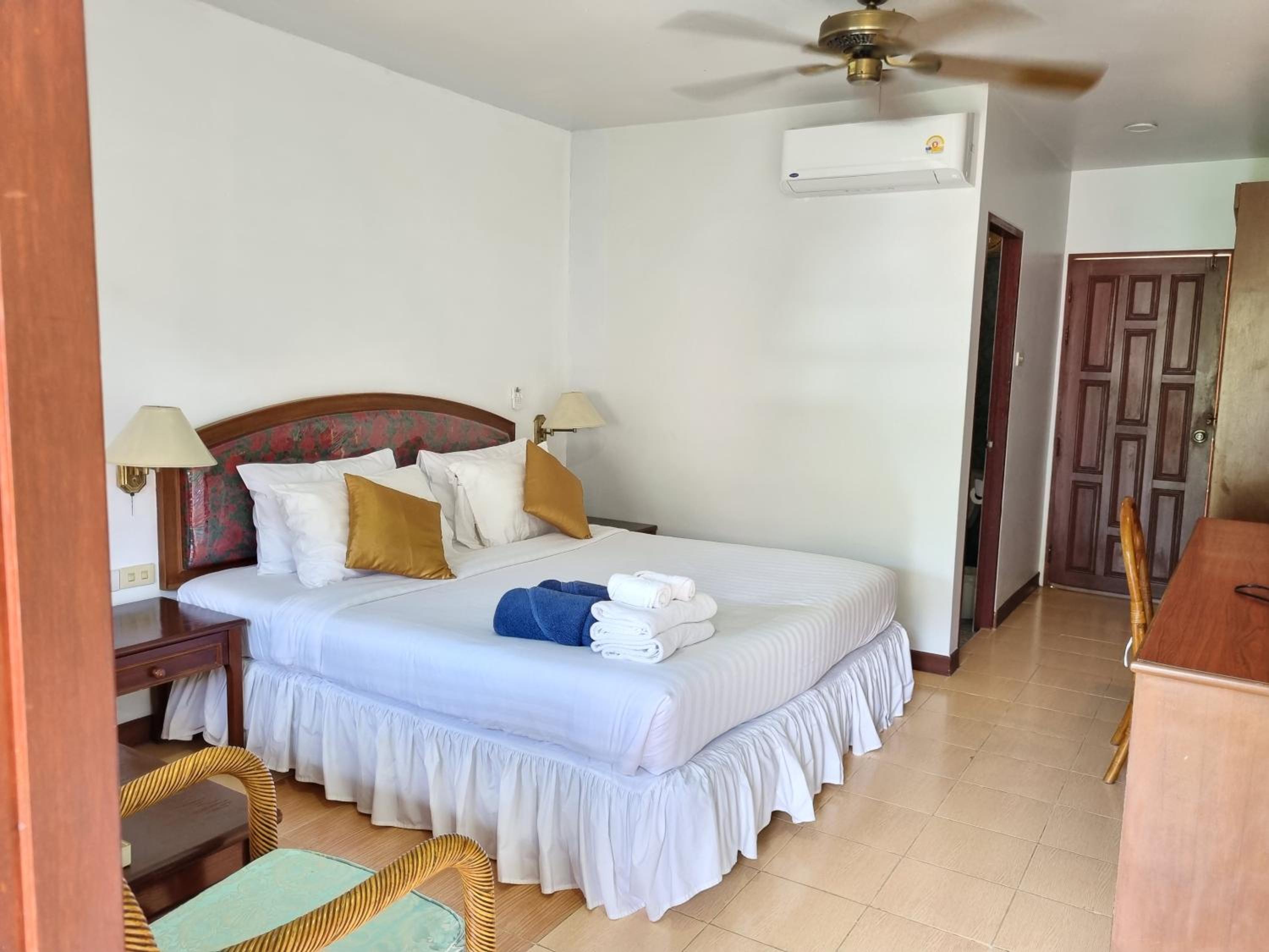 Queen Room with Pool View - Photo 1