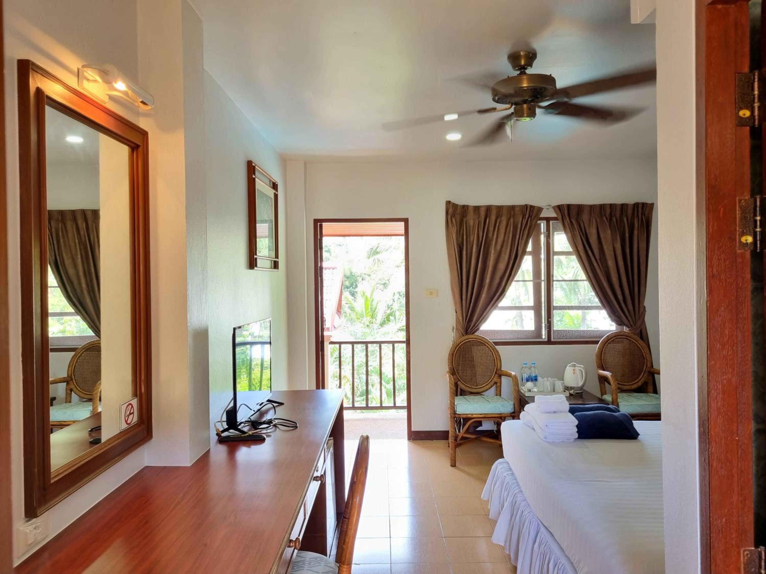 Queen Room with Pool View - Photo 5