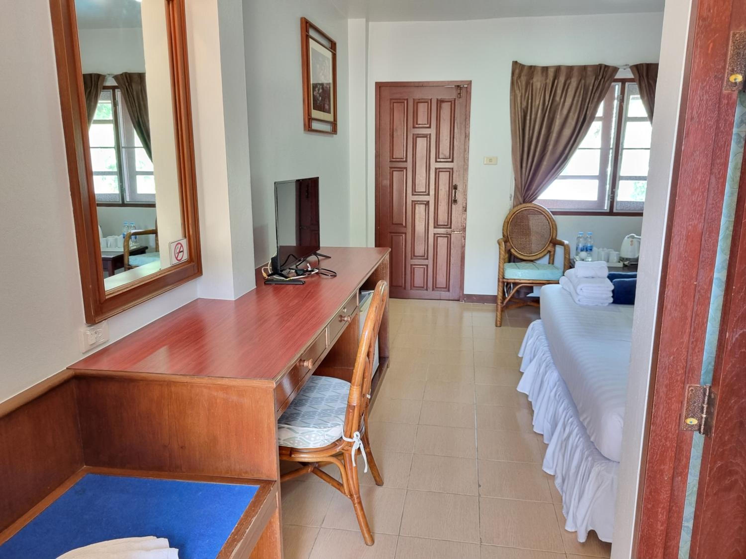 Queen Room with Pool View - Photo 10