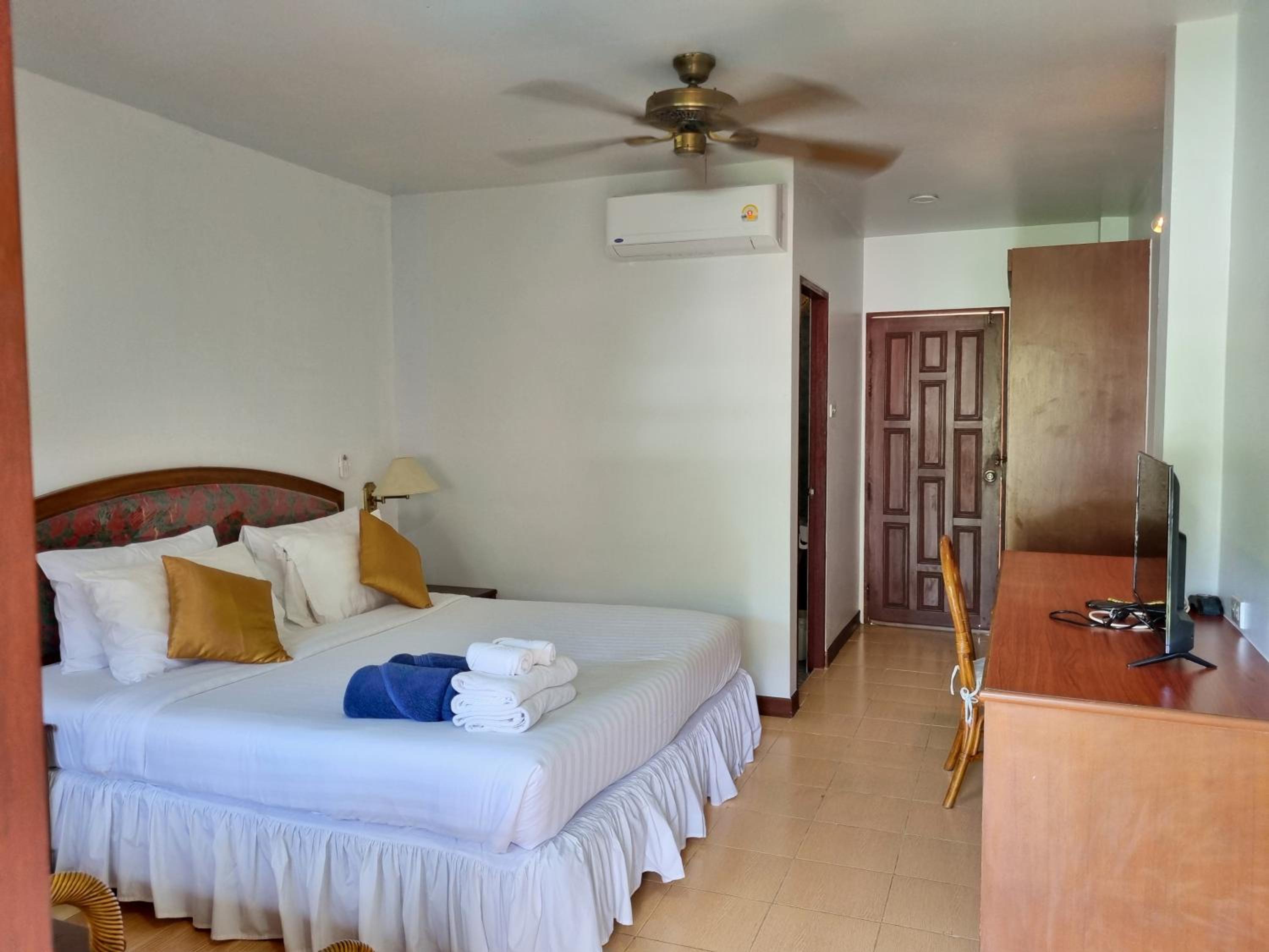 Queen Room with Pool View - Photo 11