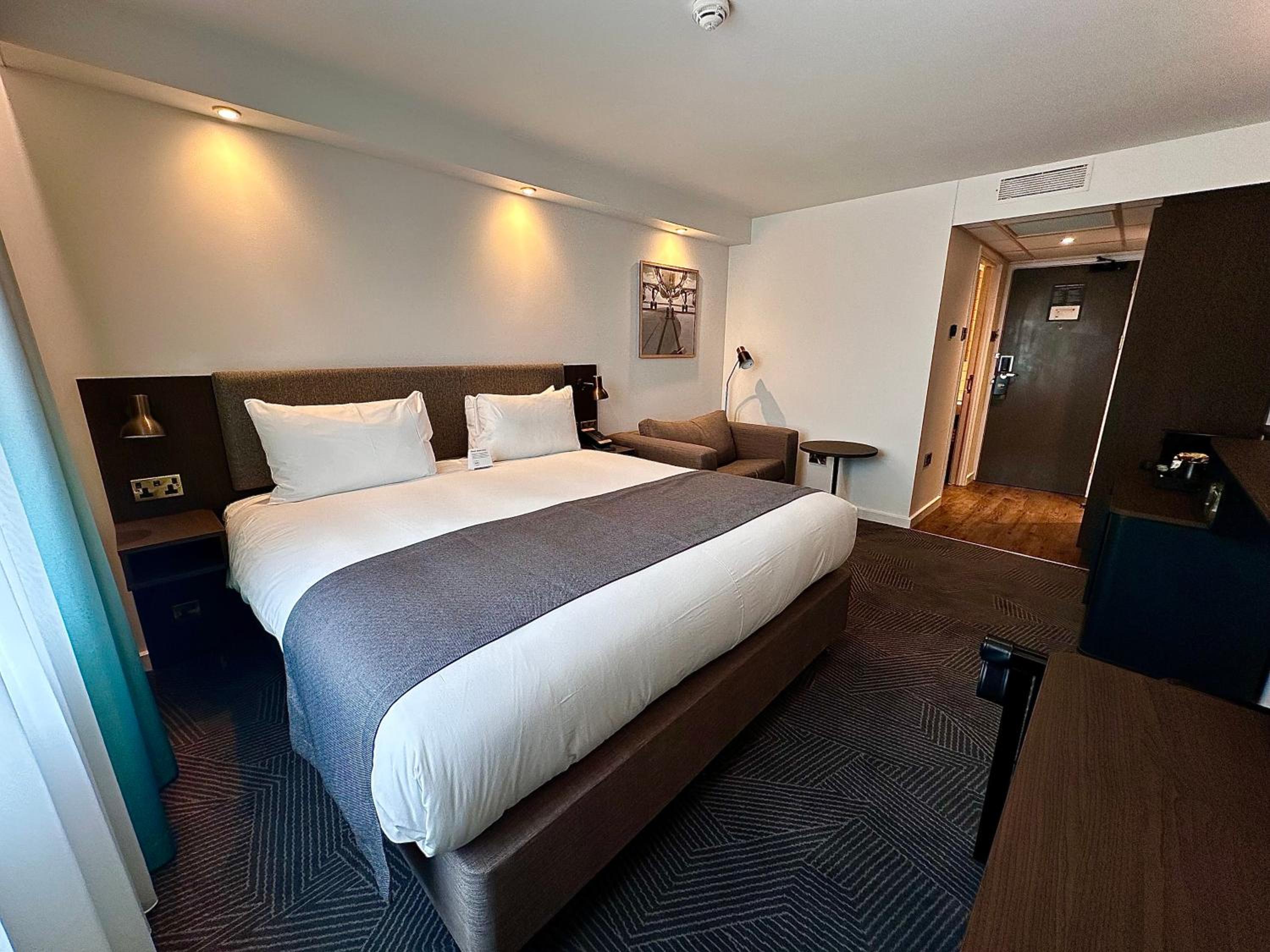 Premium Super King Room with Single Sofa Bed - Photo 2