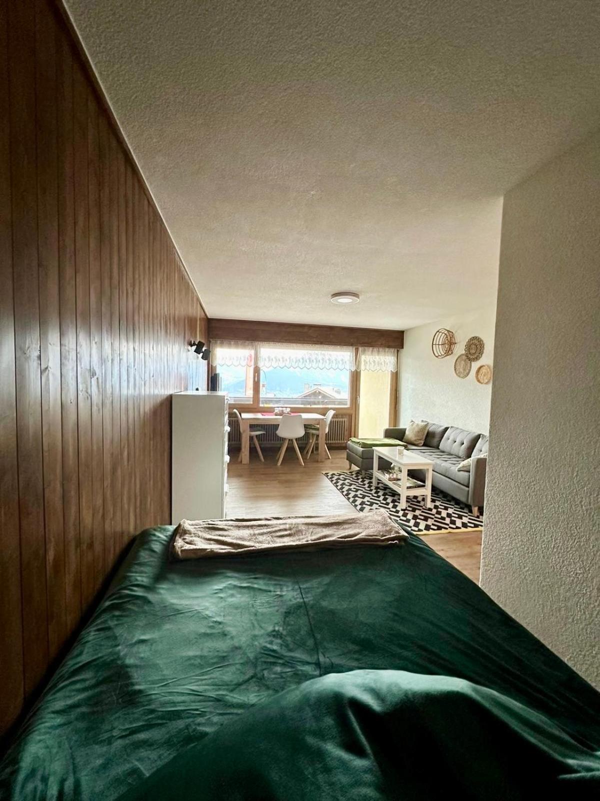 One-Bedroom Apartment with Balcony and Mountain View   photo 1