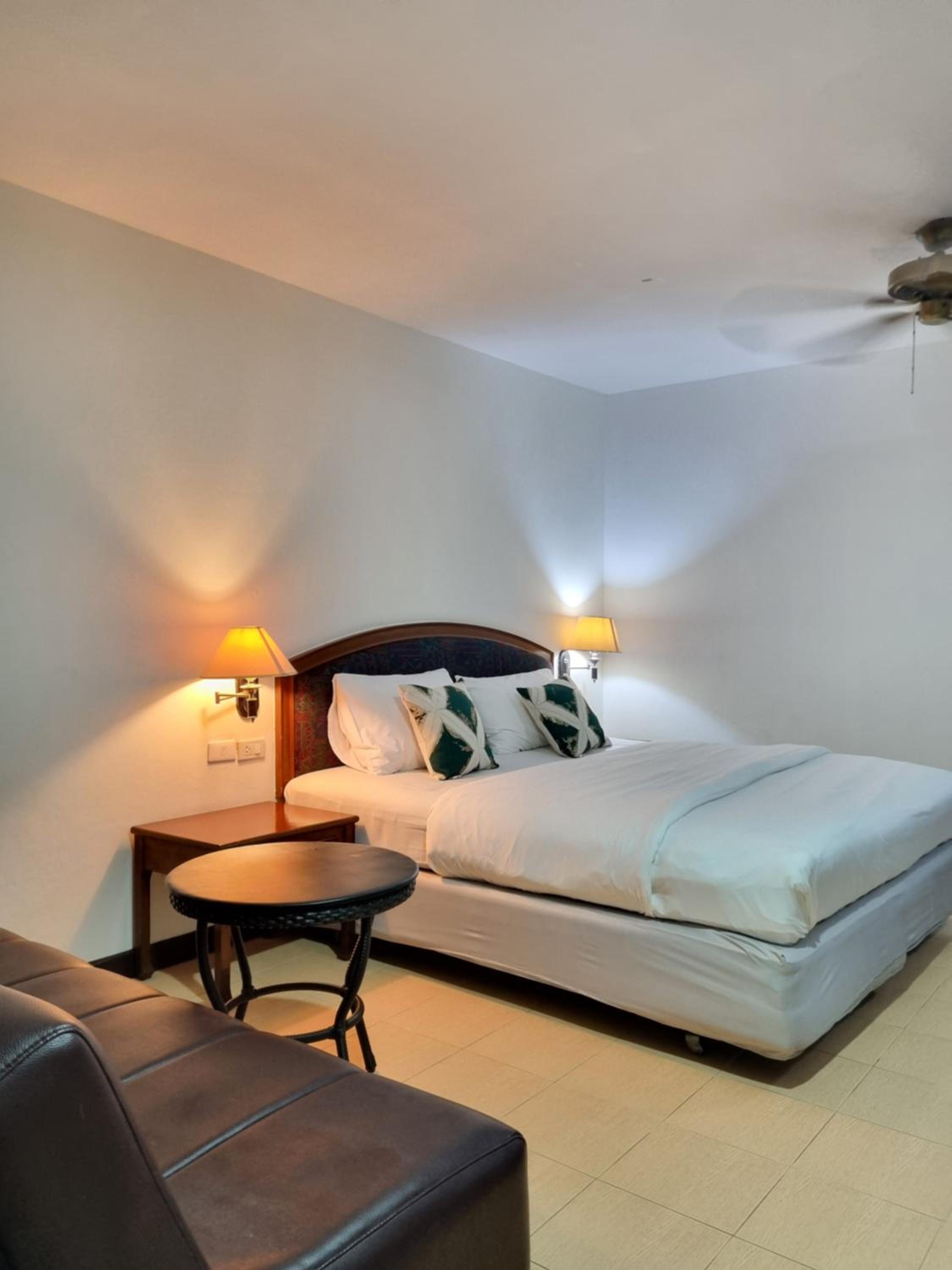 Deluxe Double Room - Photo 11