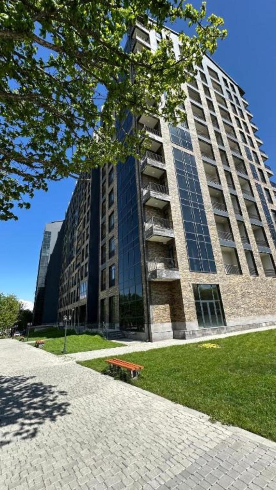 One-Bedroom Apartment With Balcony And Mountain View   photo 2