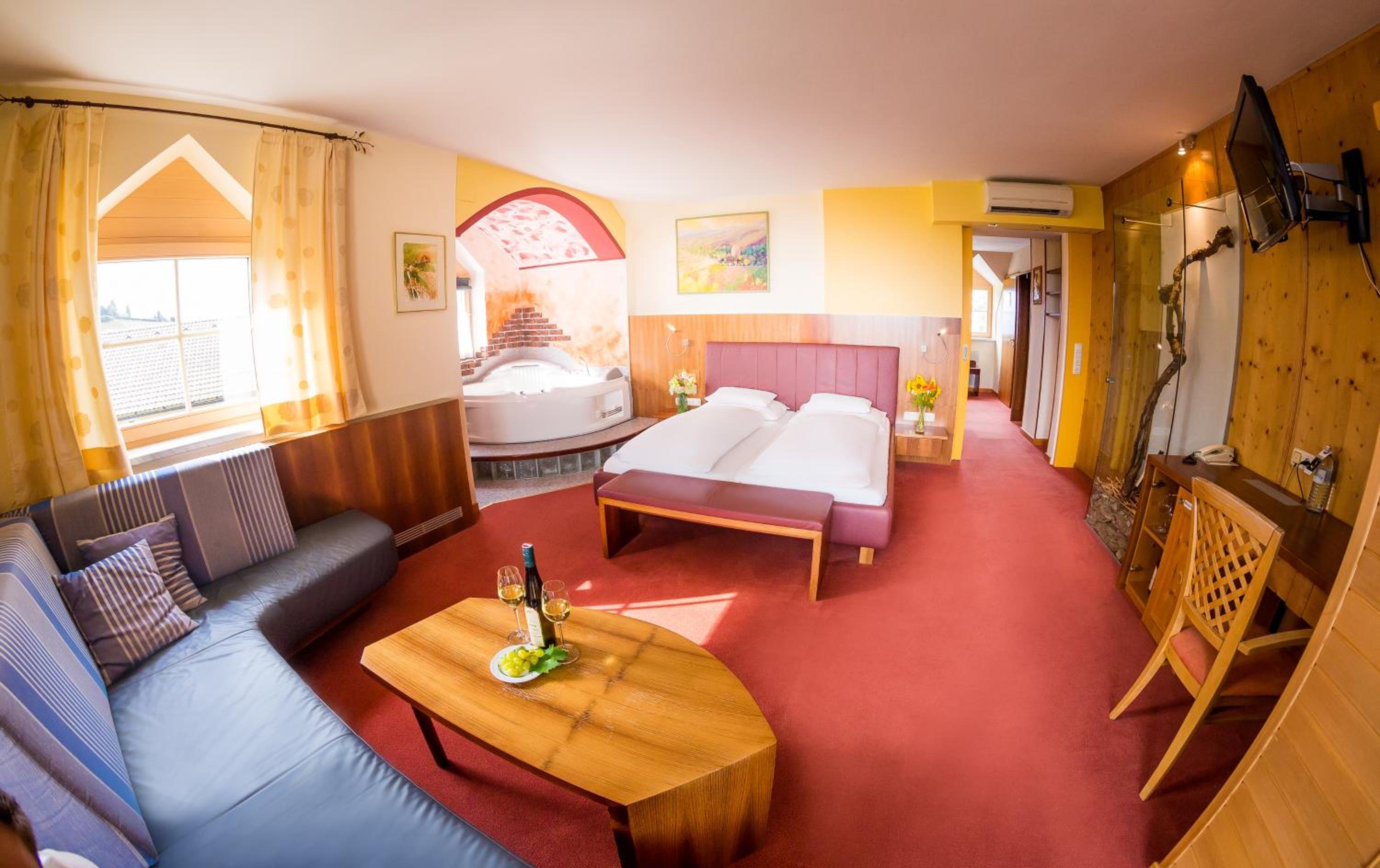 Suite with Spa Bath and Balcony with Panoramic view of the vineyards photo 1