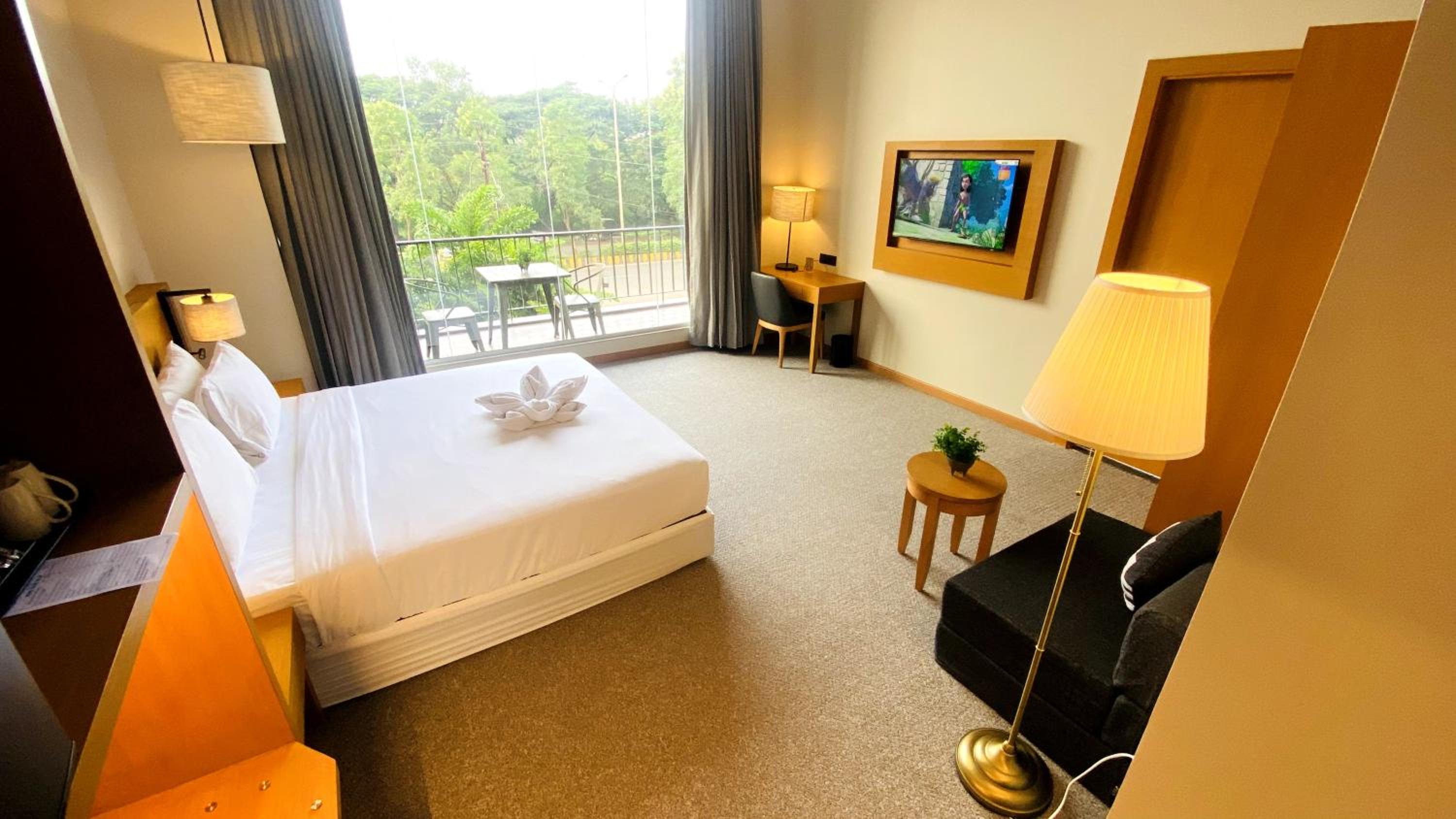 Queen Room with Balcony 15% off on laundry and mini bar & 20% off on spa services - Photo 4