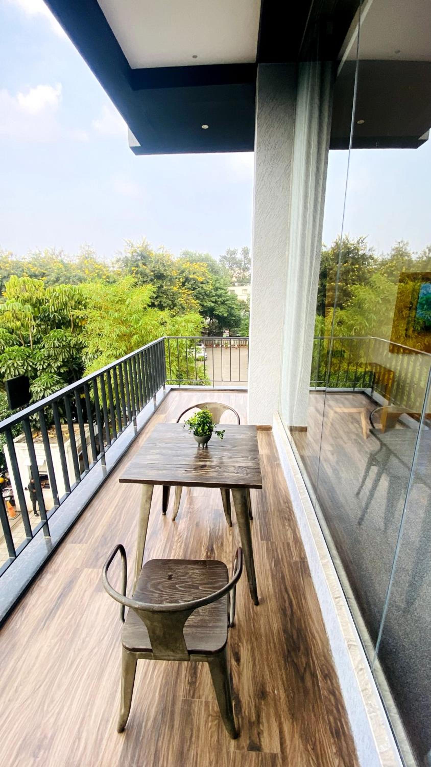 Queen Room with Balcony 15% off on laundry and mini bar & 20% off on spa services - Photo 3