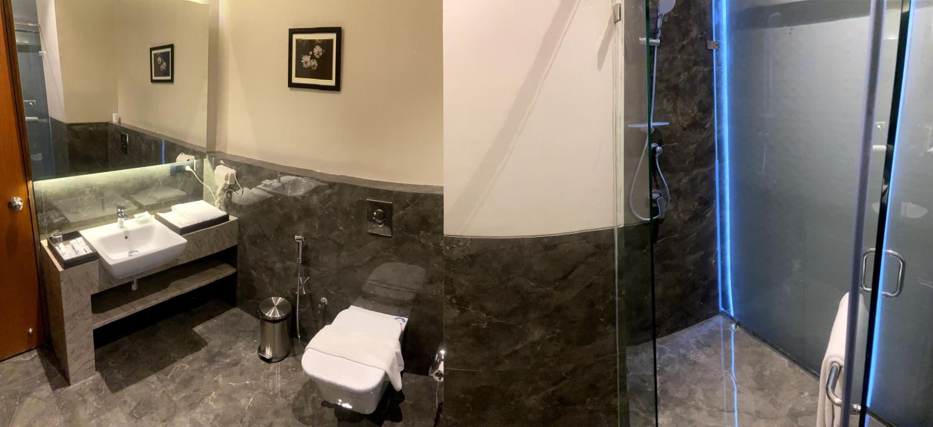 Queen Room with Balcony 15% off on laundry and mini bar & 20% off on spa services - Photo 2