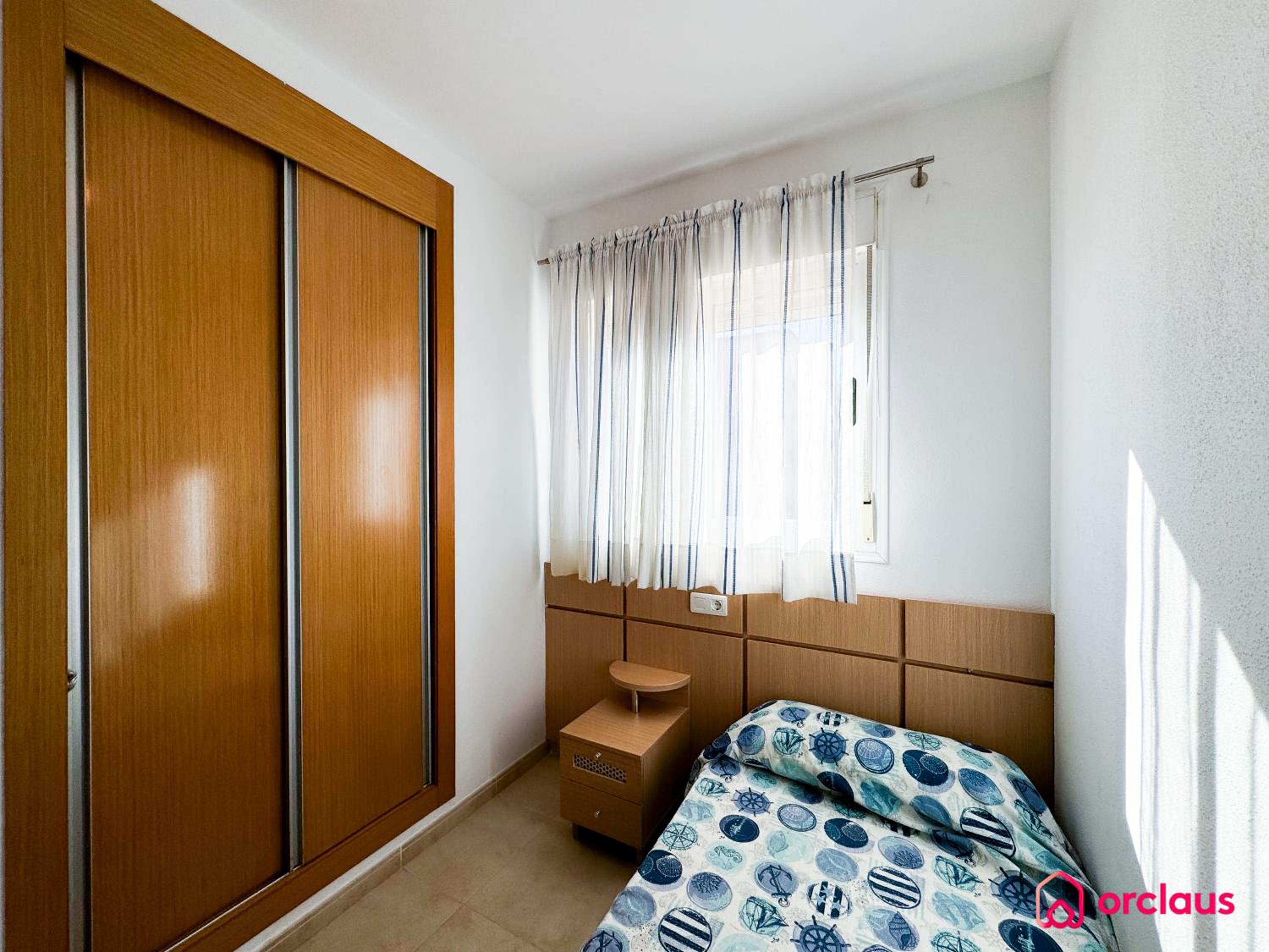 Apartamento de tres habitaciones con balcón