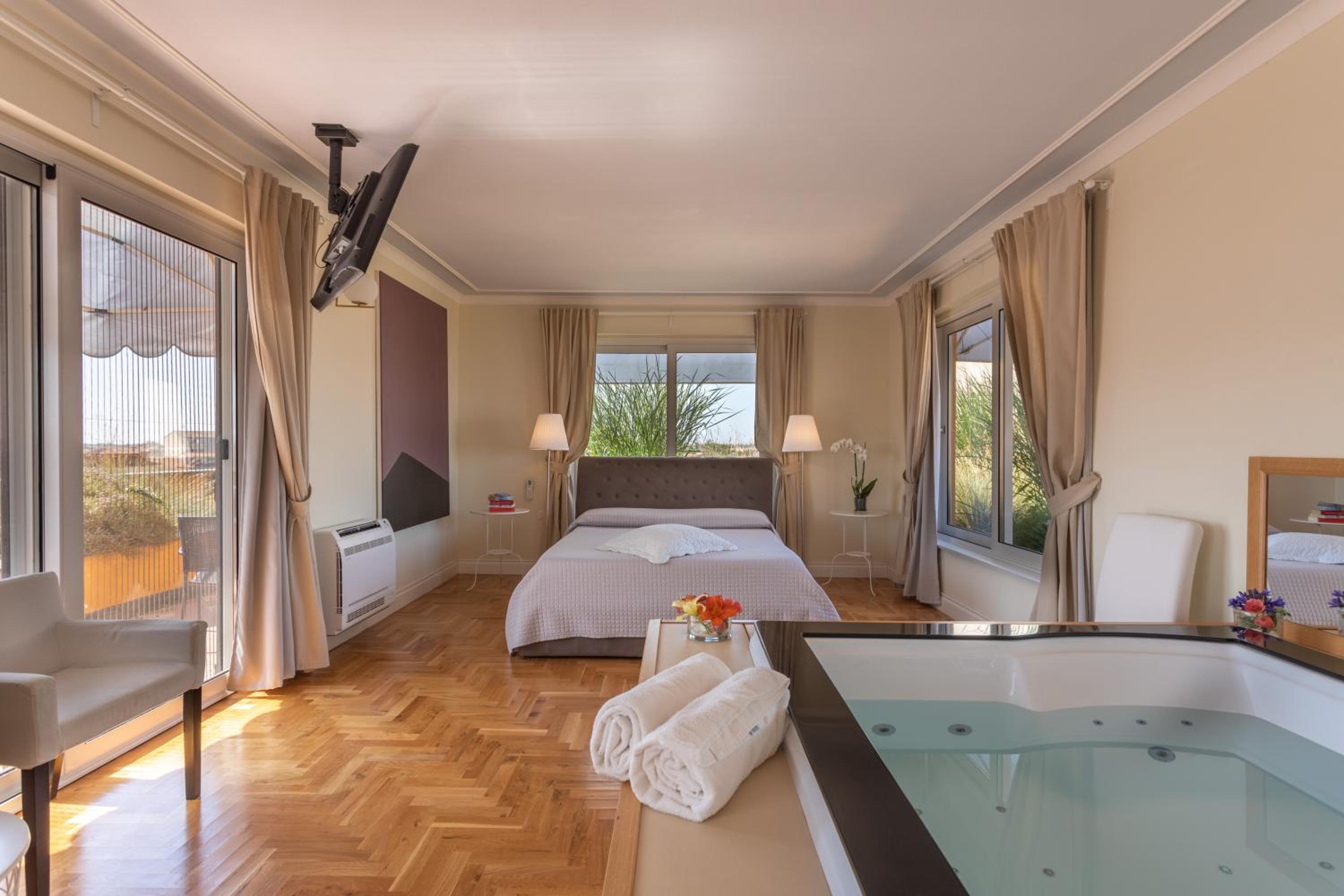 Queen Room with Spa Bath photo 1