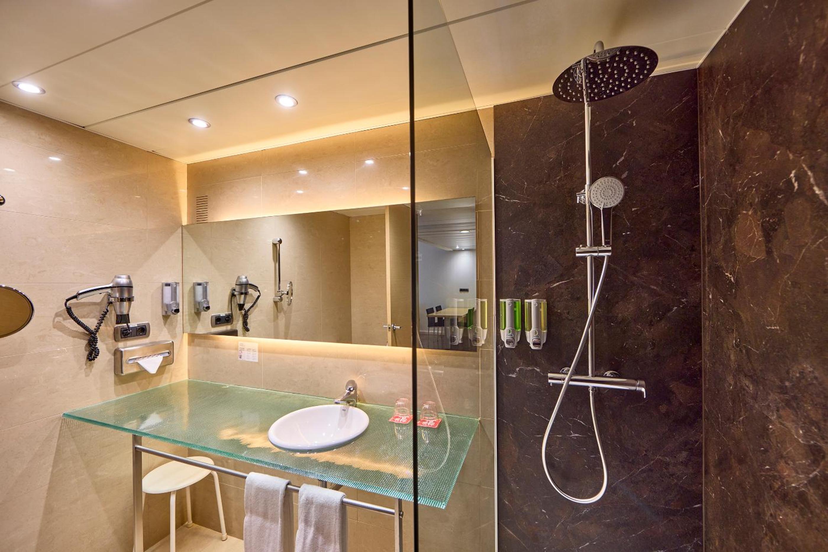 Twin Room - Photo 2