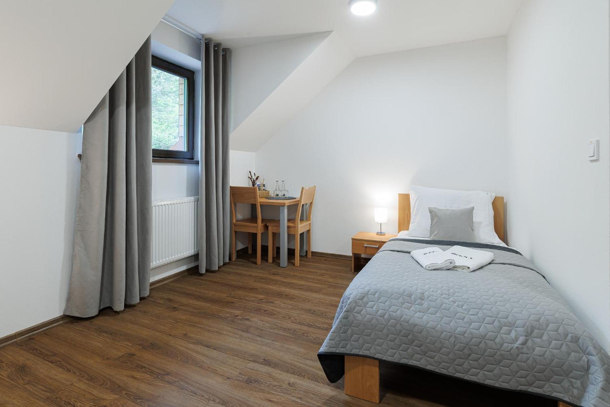 Twin Room with Private Bathroom photo 3