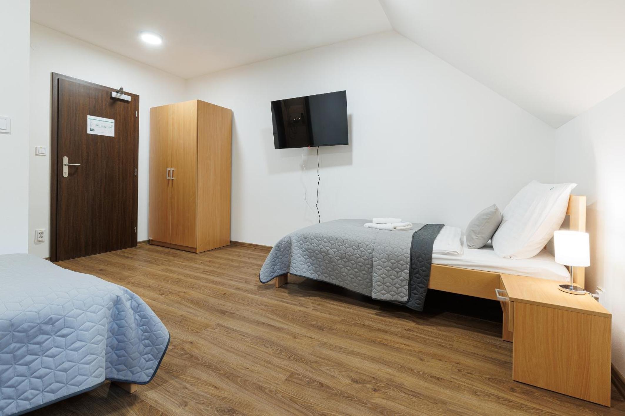 Twin Room with Private Bathroom photo 2