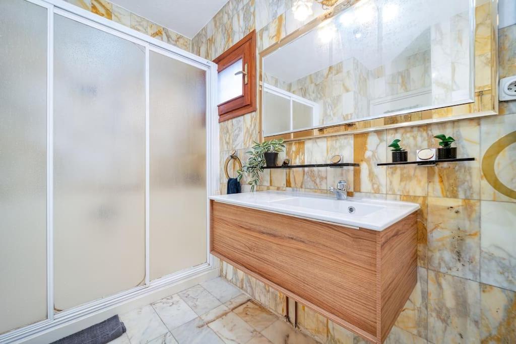Double Room with Shared Bathroom photo 2