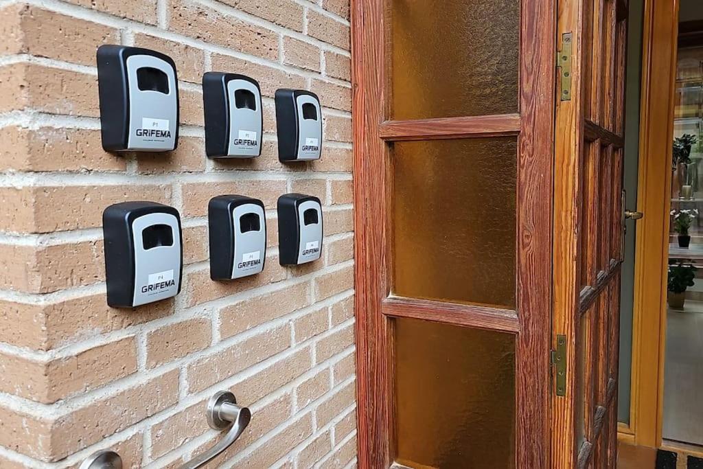 Family Room with Shared Bathroom photo 3