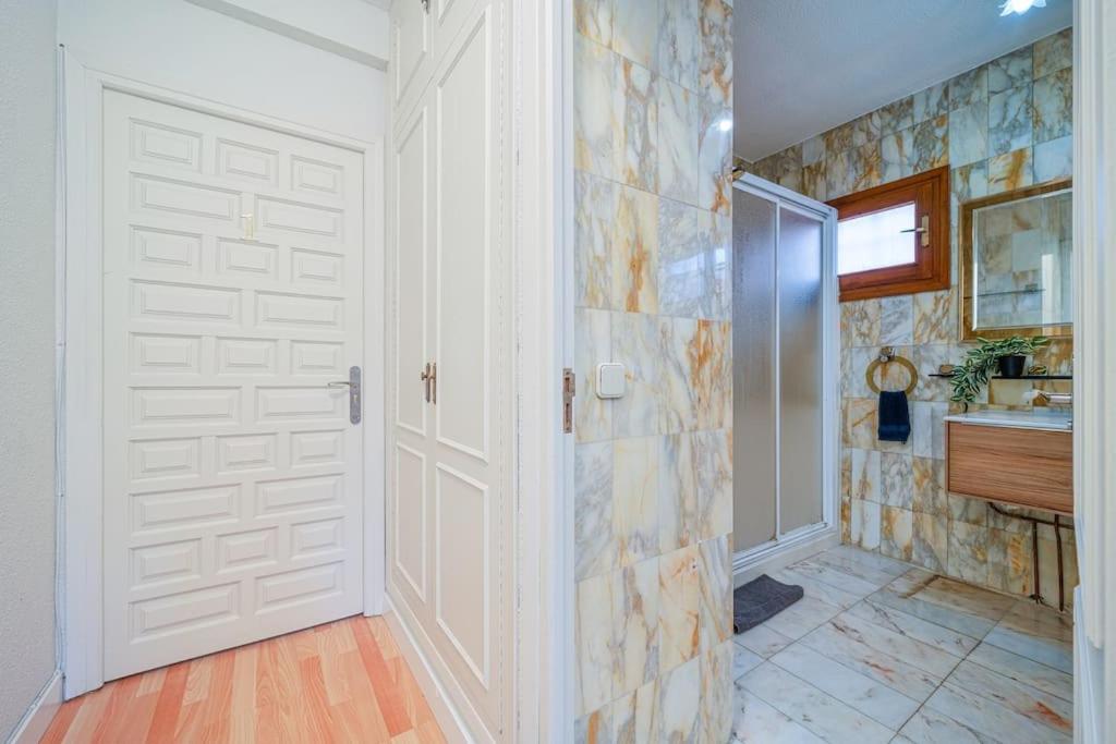 Family Room with Shared Bathroom photo 2