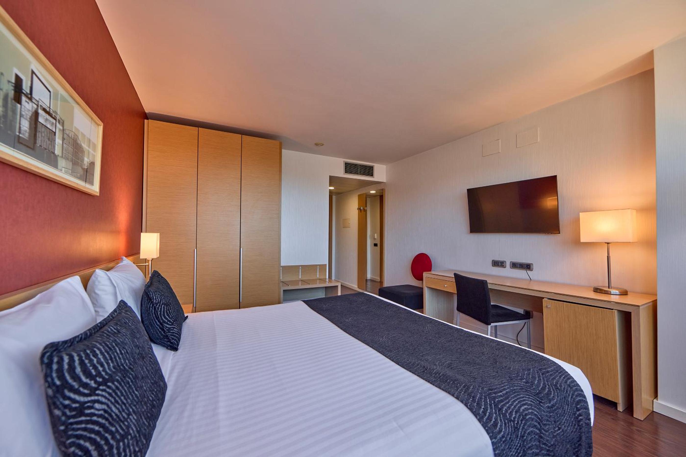 Double or Twin Room with Free Parking - Photo 8