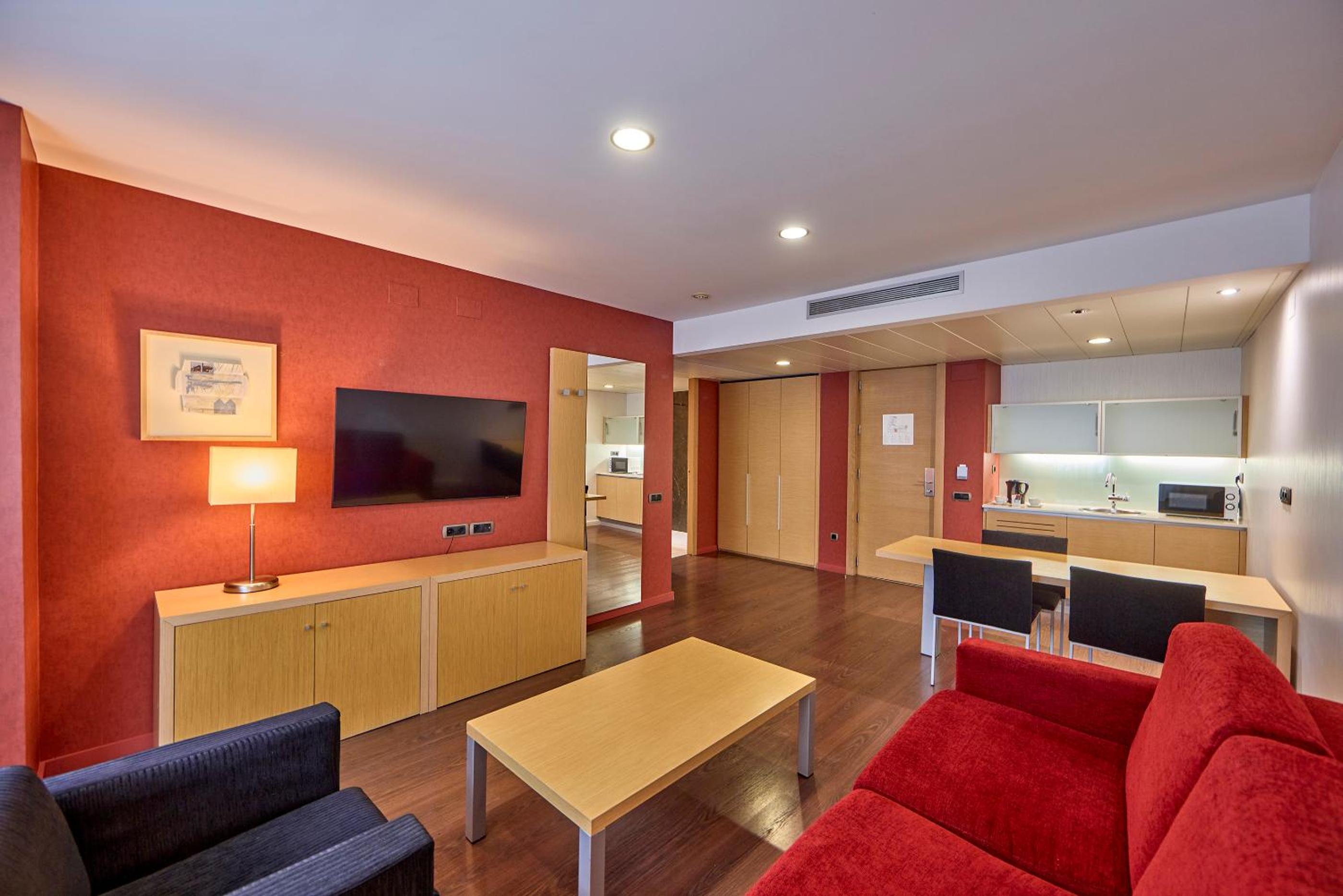 Family Room (2 Adults + 2 Children) - Photo 3