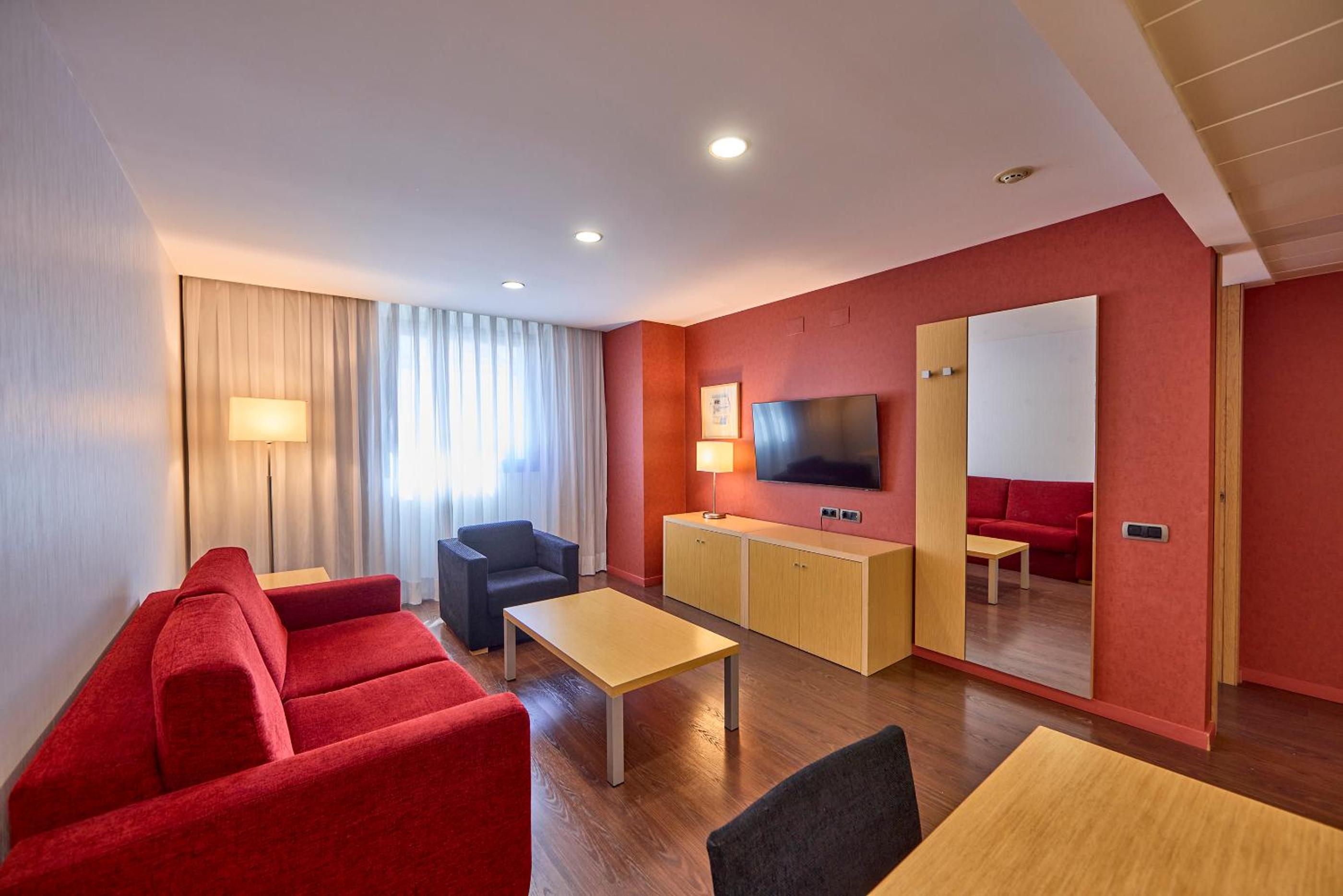 Family Room (2 Adults + 2 Children) - Photo 2