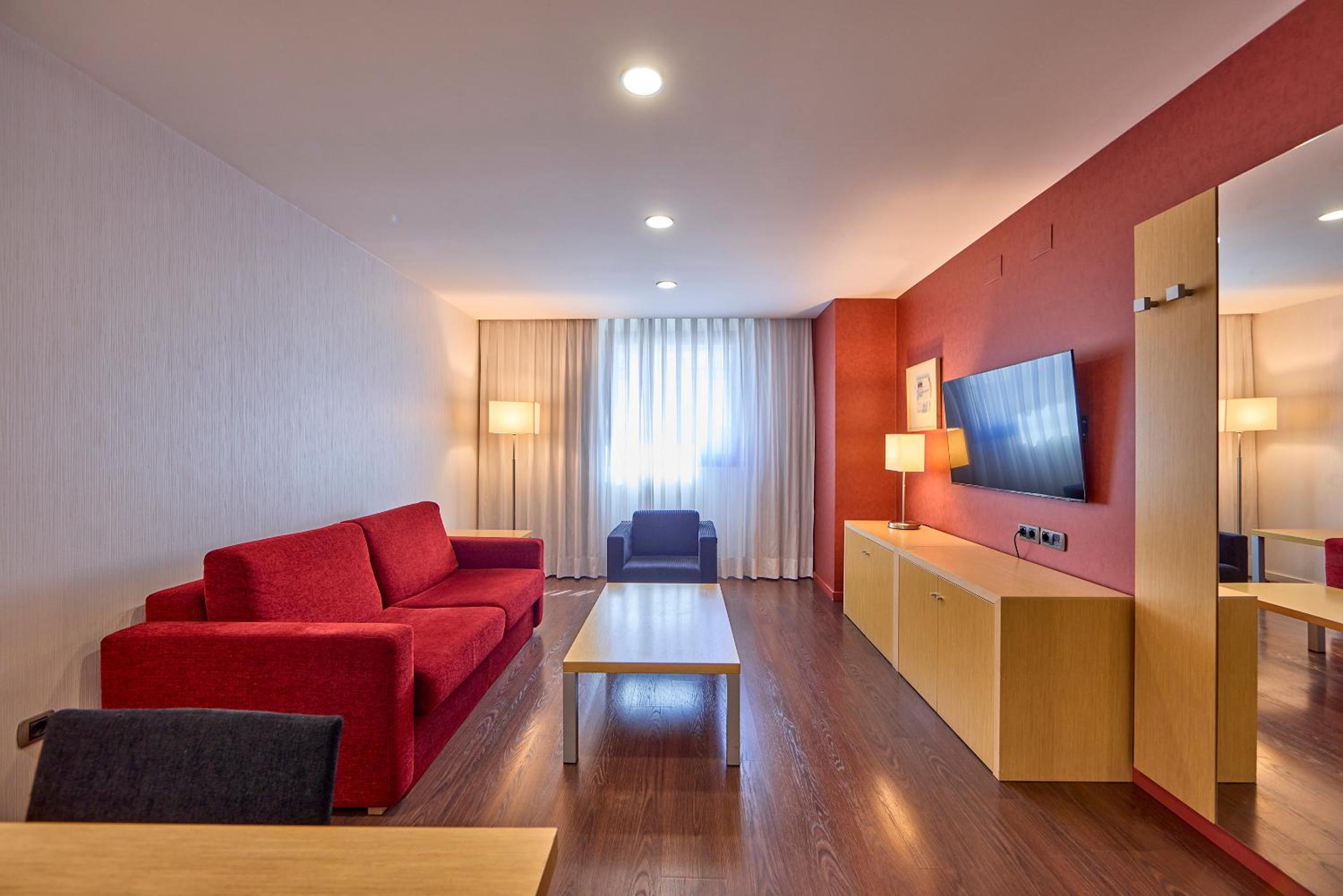 Family Room (2 Adults + 2 Children) - Photo 1