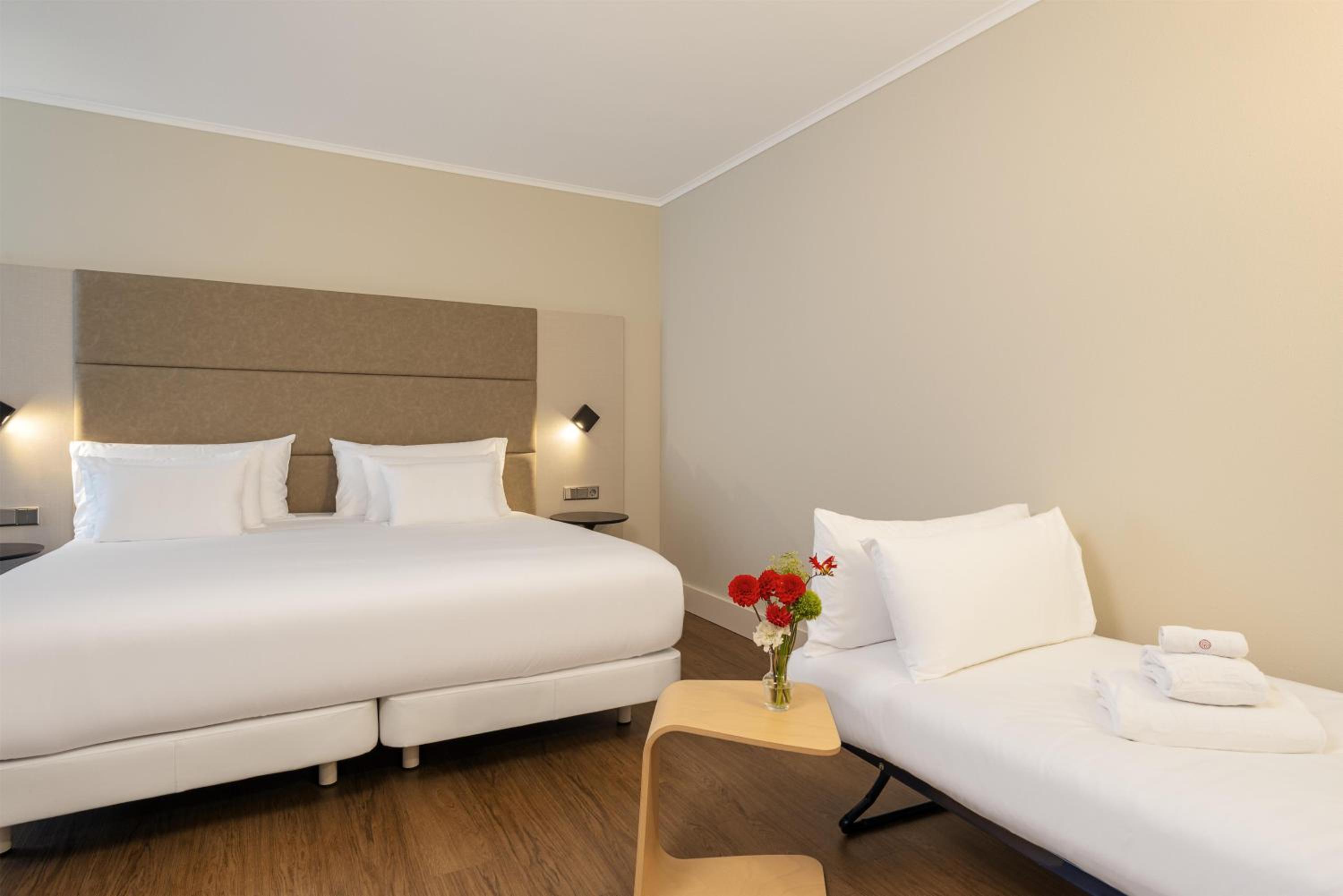 Premium XL Room thumbnail 6