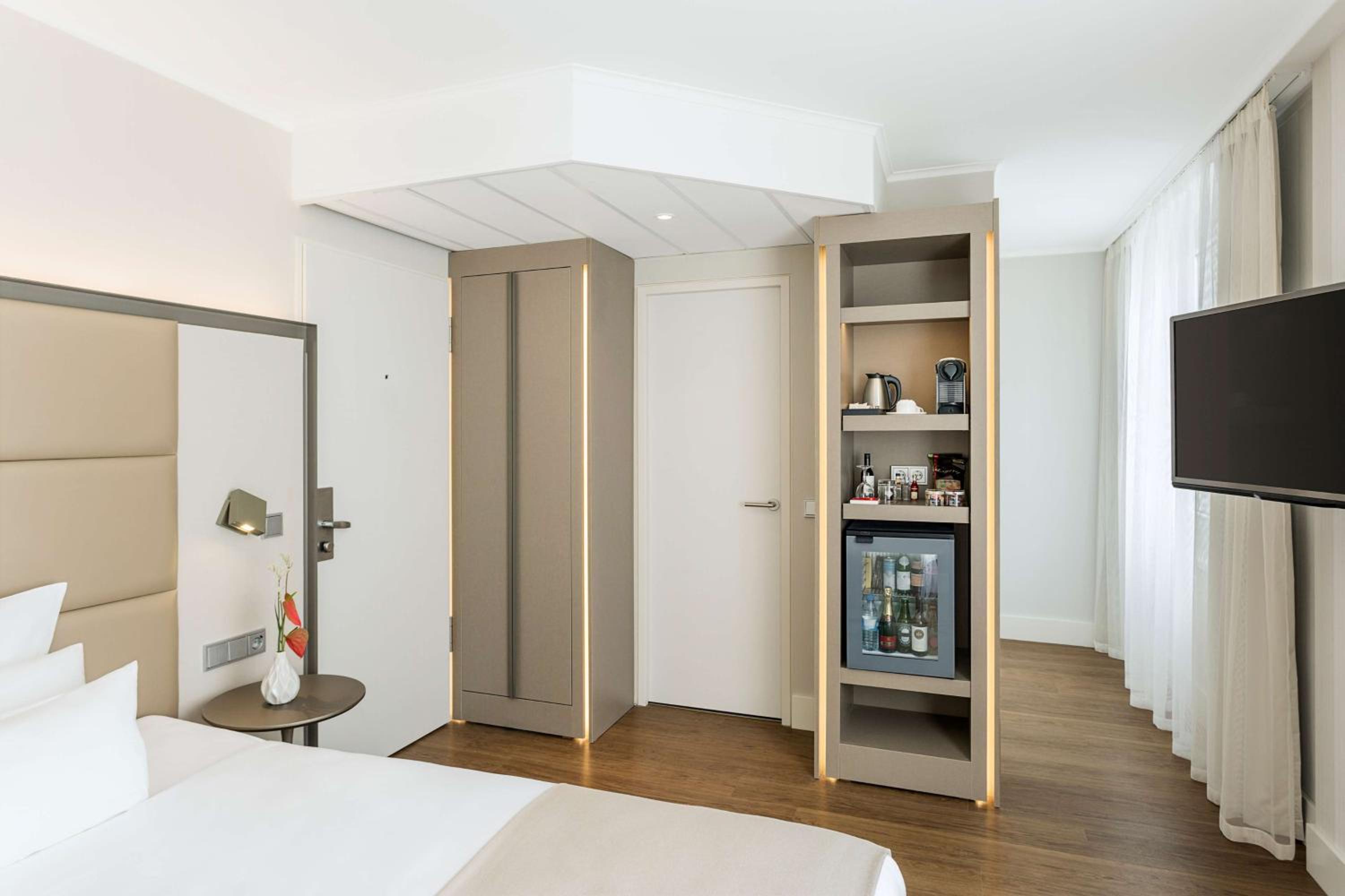 Premium Single Room thumbnail 5