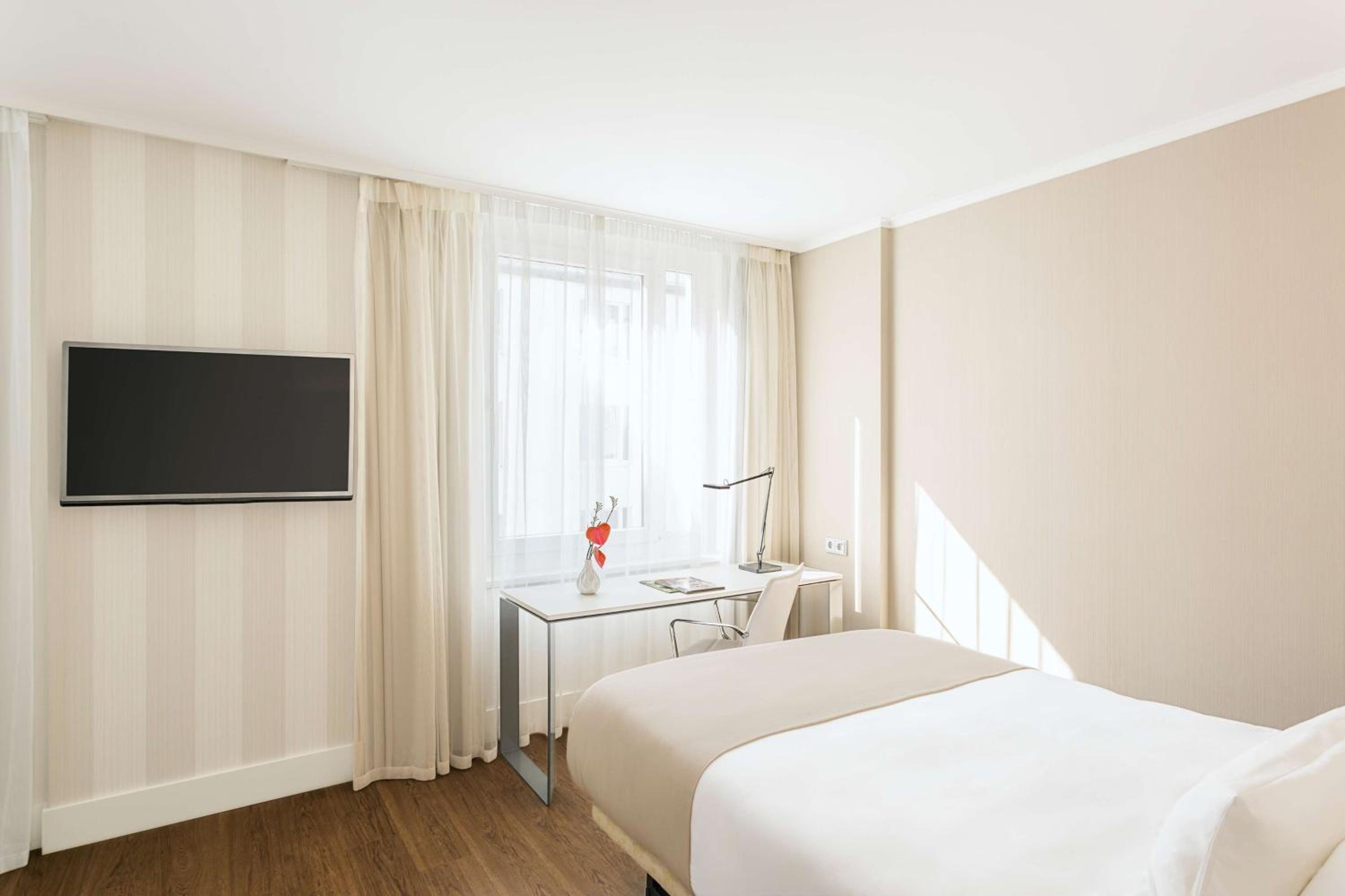 Premium Single Room thumbnail 6