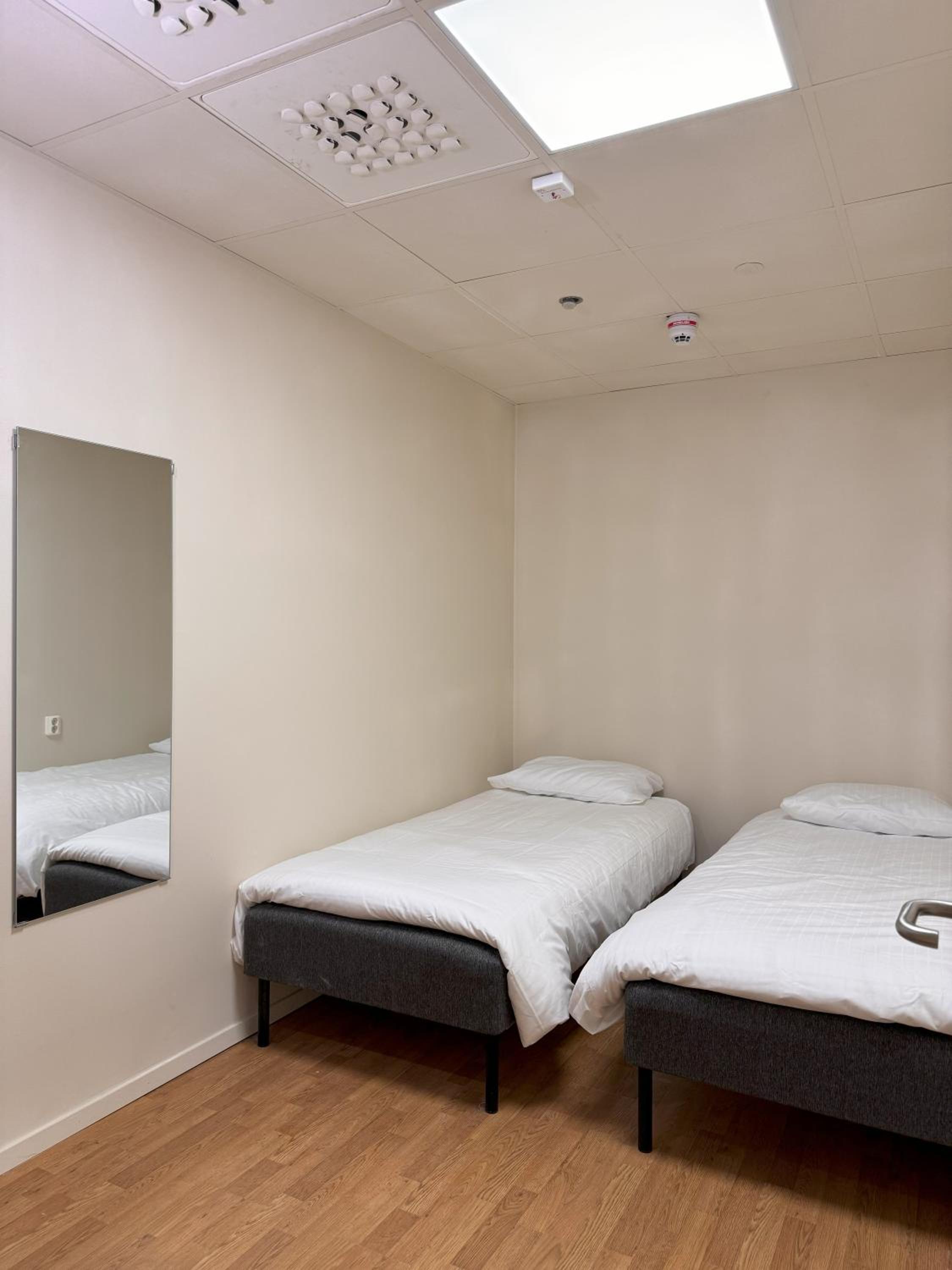 Twin Room thumbnail 5
