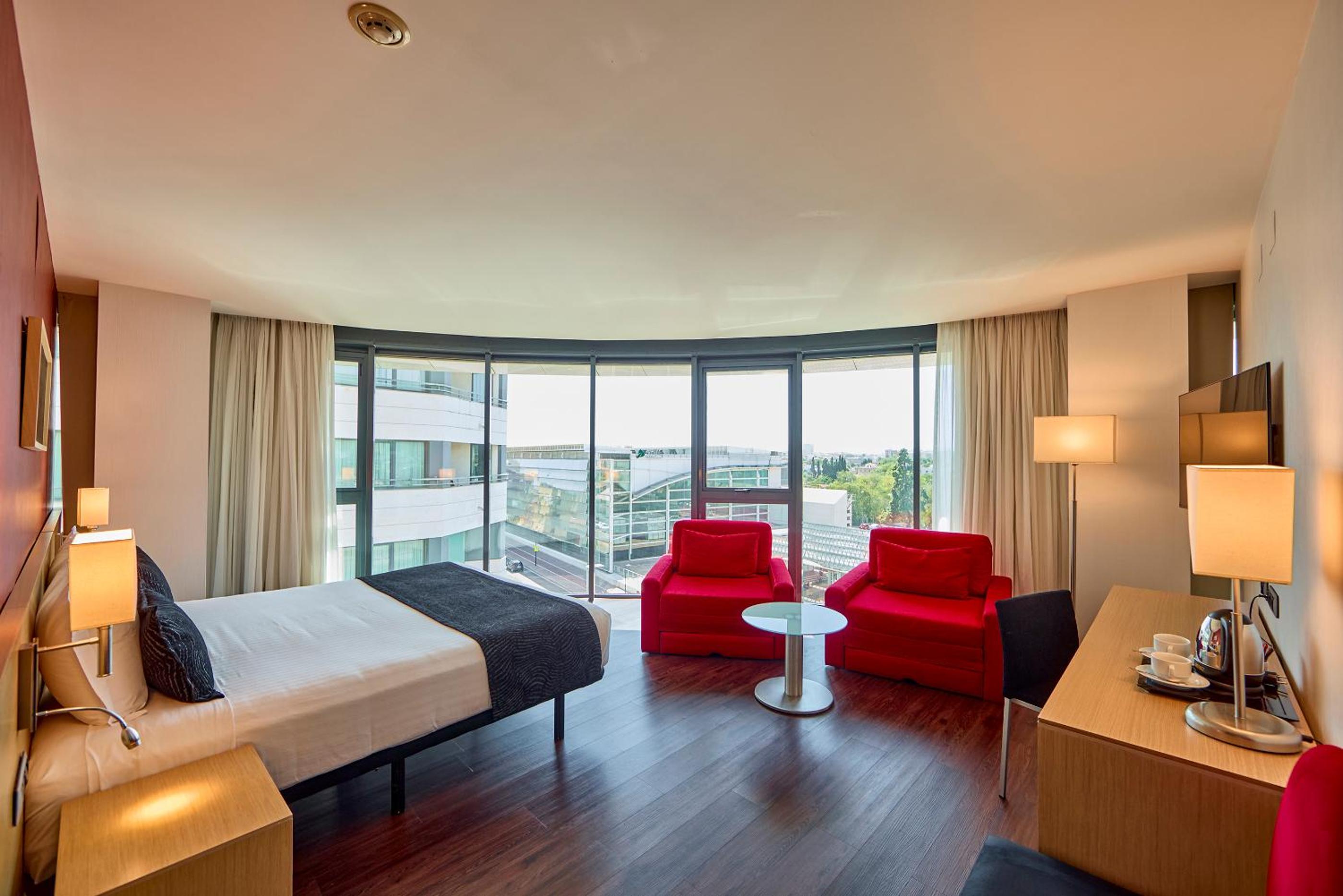 Deluxe King Room with City View - Photo 1