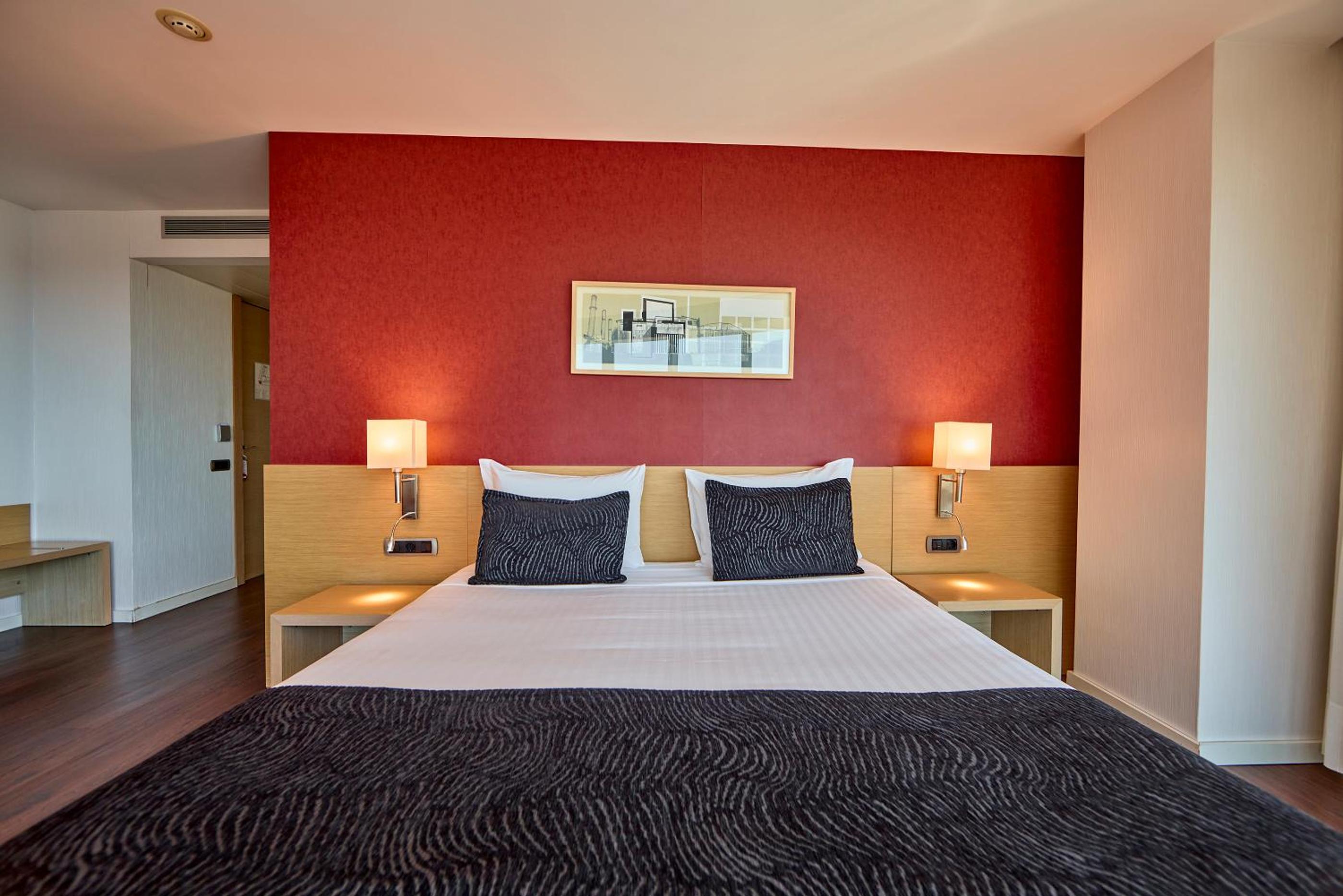 Deluxe King Room with City View - Photo 5