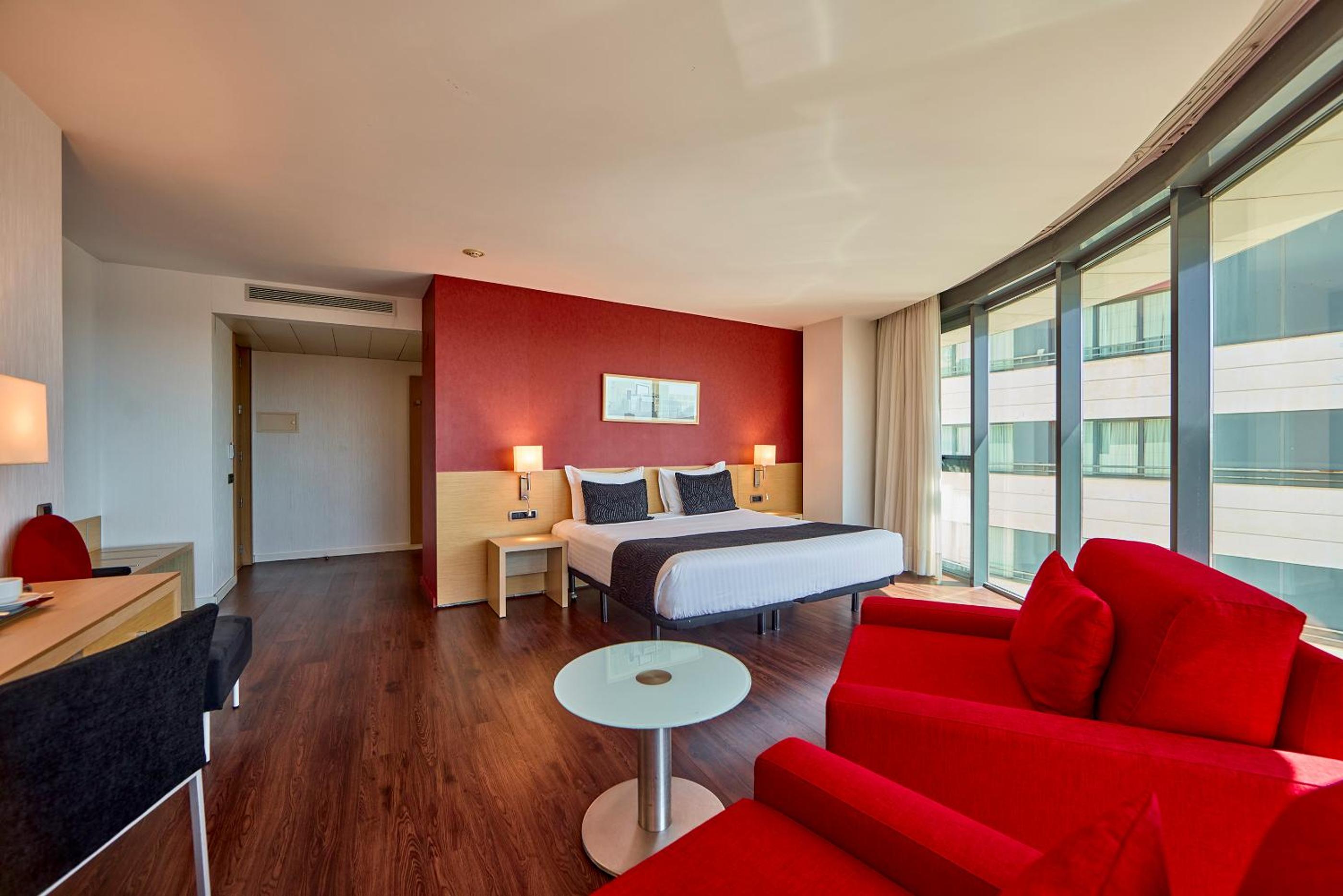 Deluxe King Room with City View - Photo 10