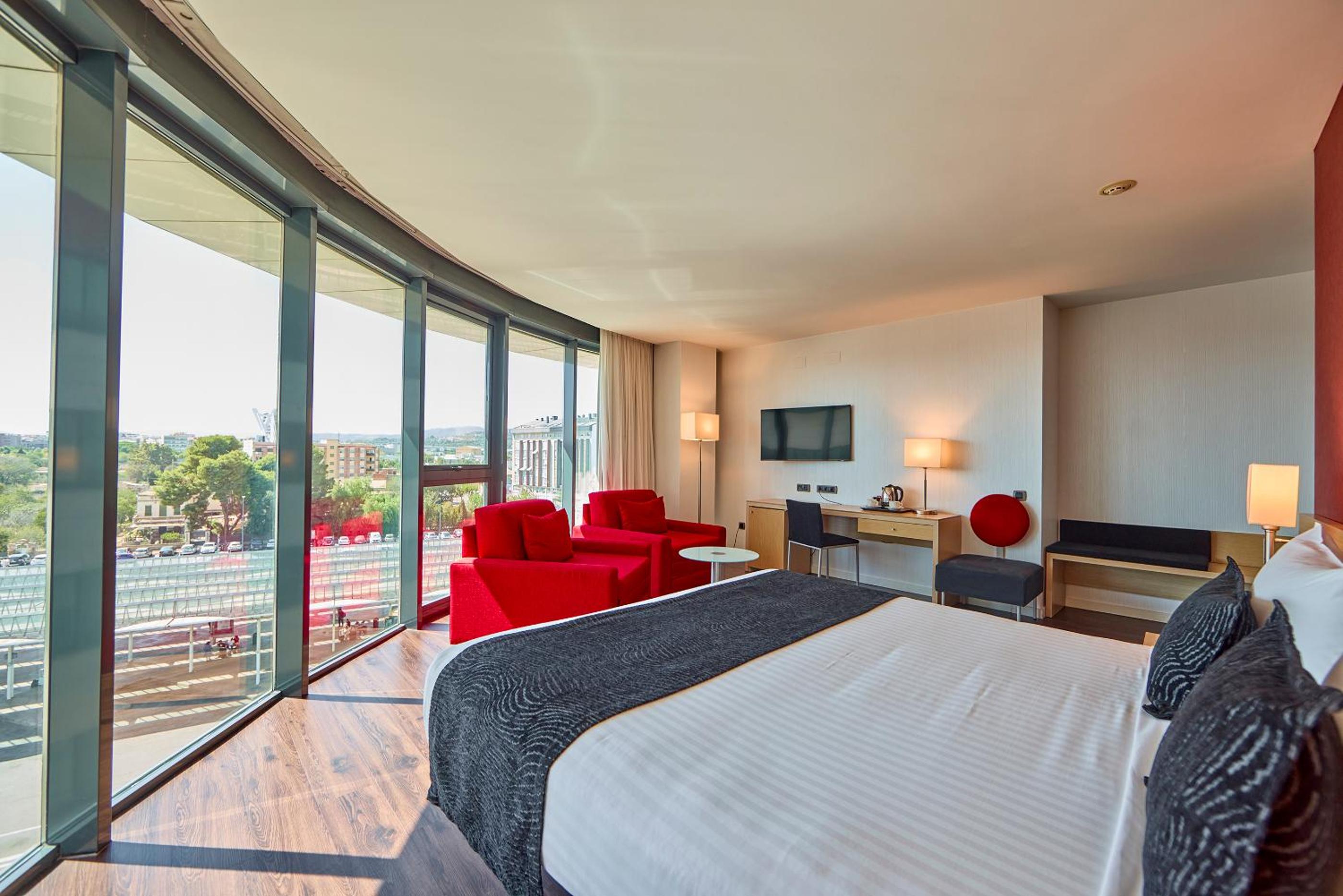 Deluxe King Room with City View - Photo 2