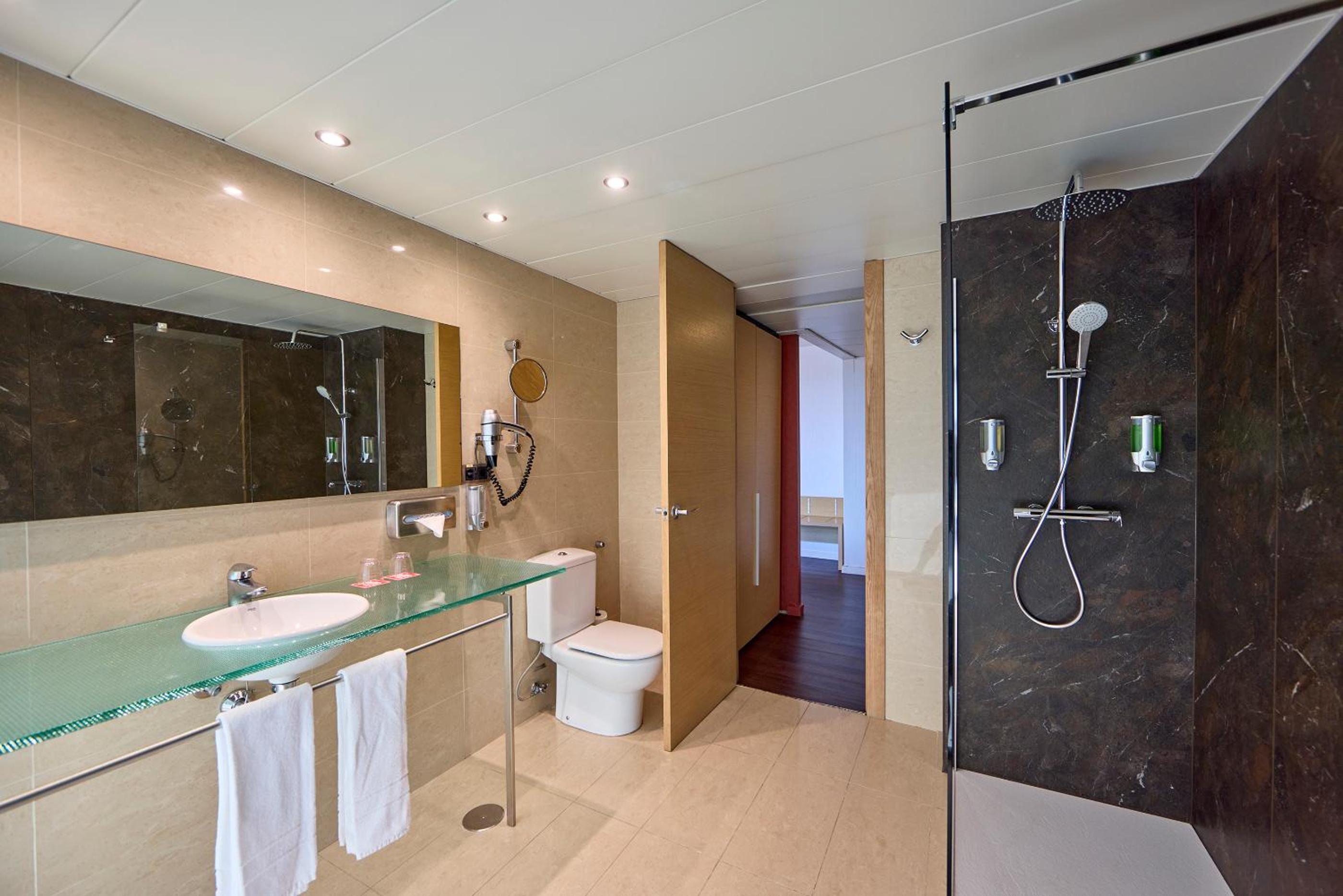 Deluxe King Room with City View - Photo 8