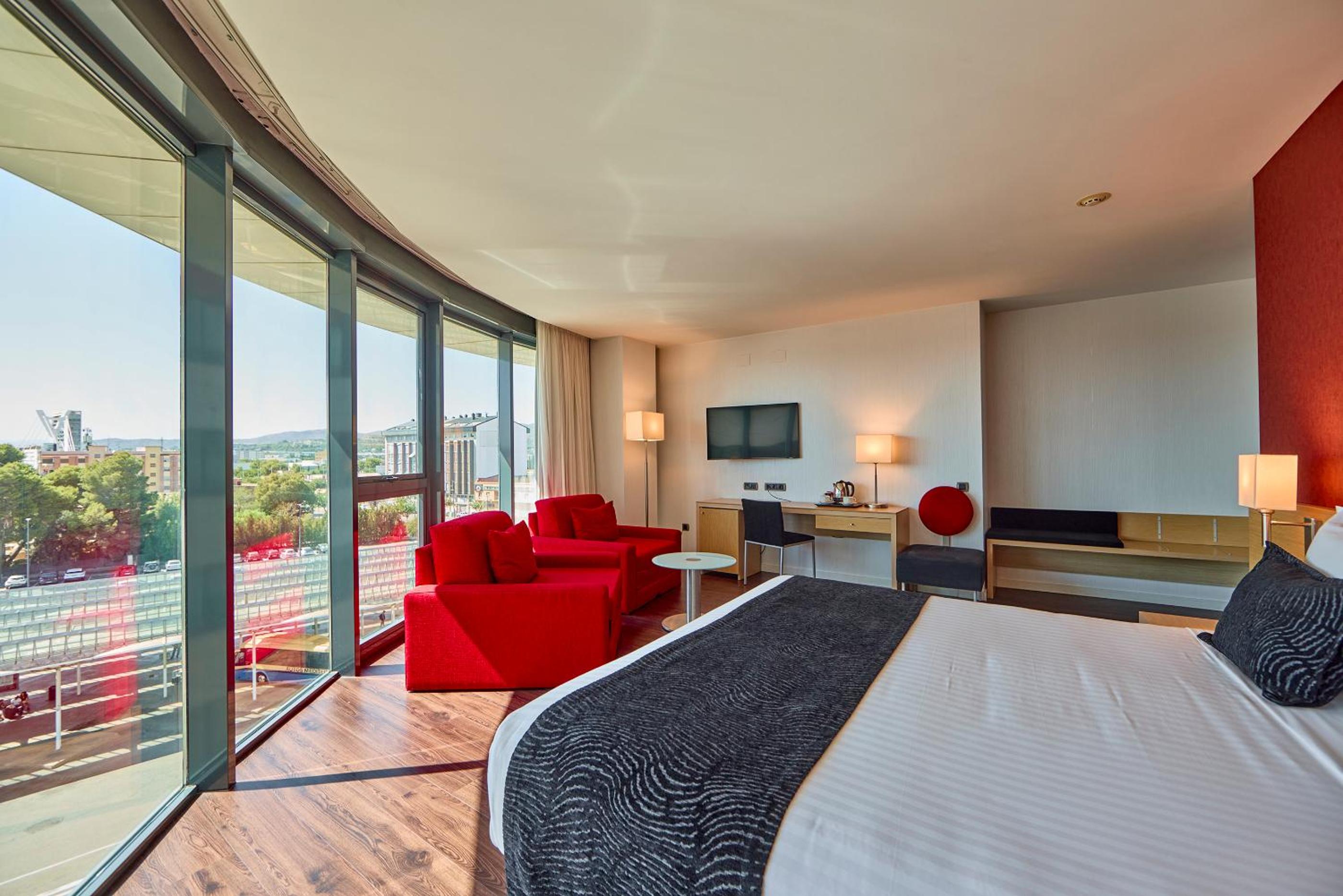 Deluxe King Room with City View - Photo 4