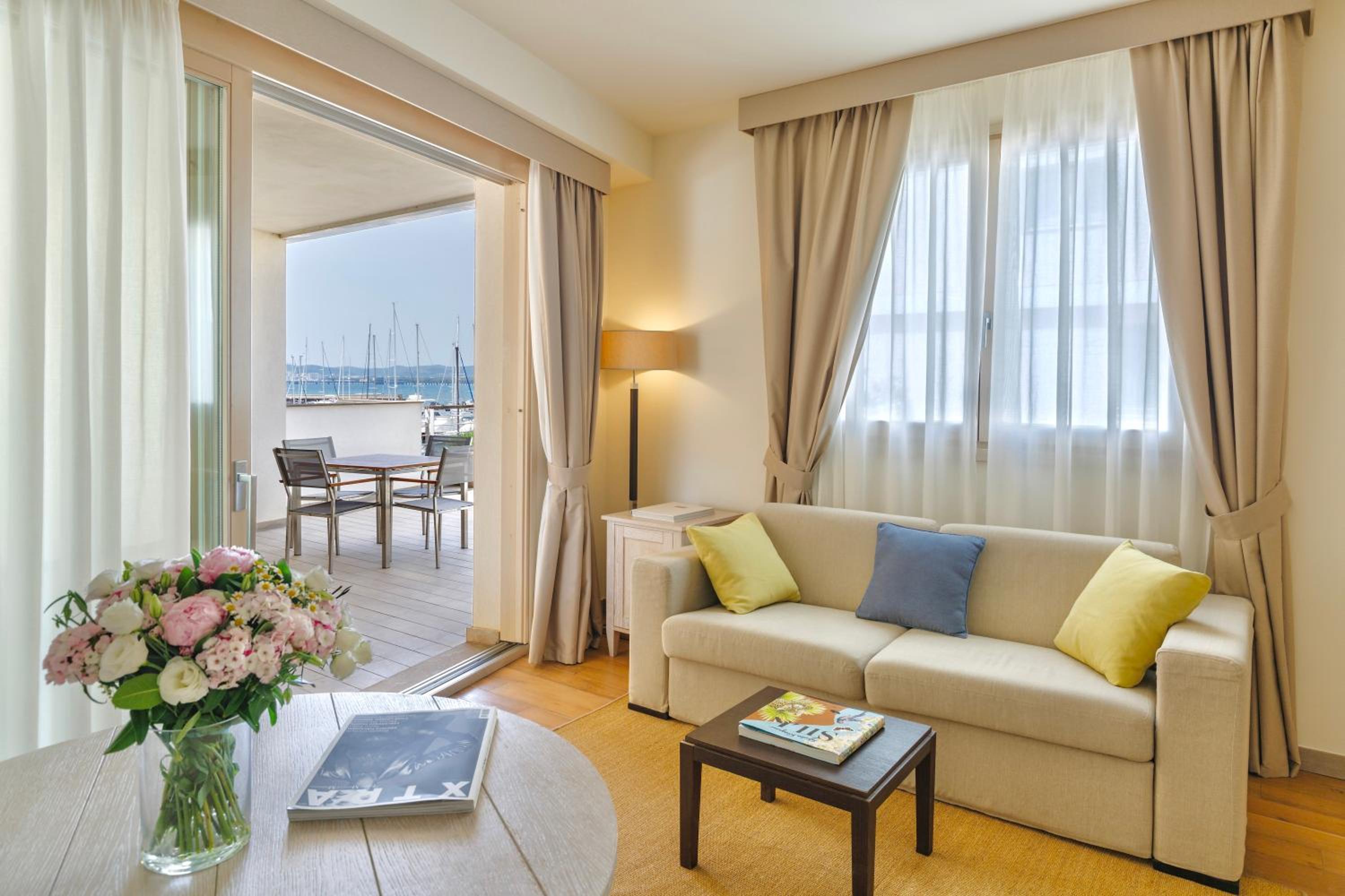 One-Bedroom Apartment with Balcony and Sea View photo 1