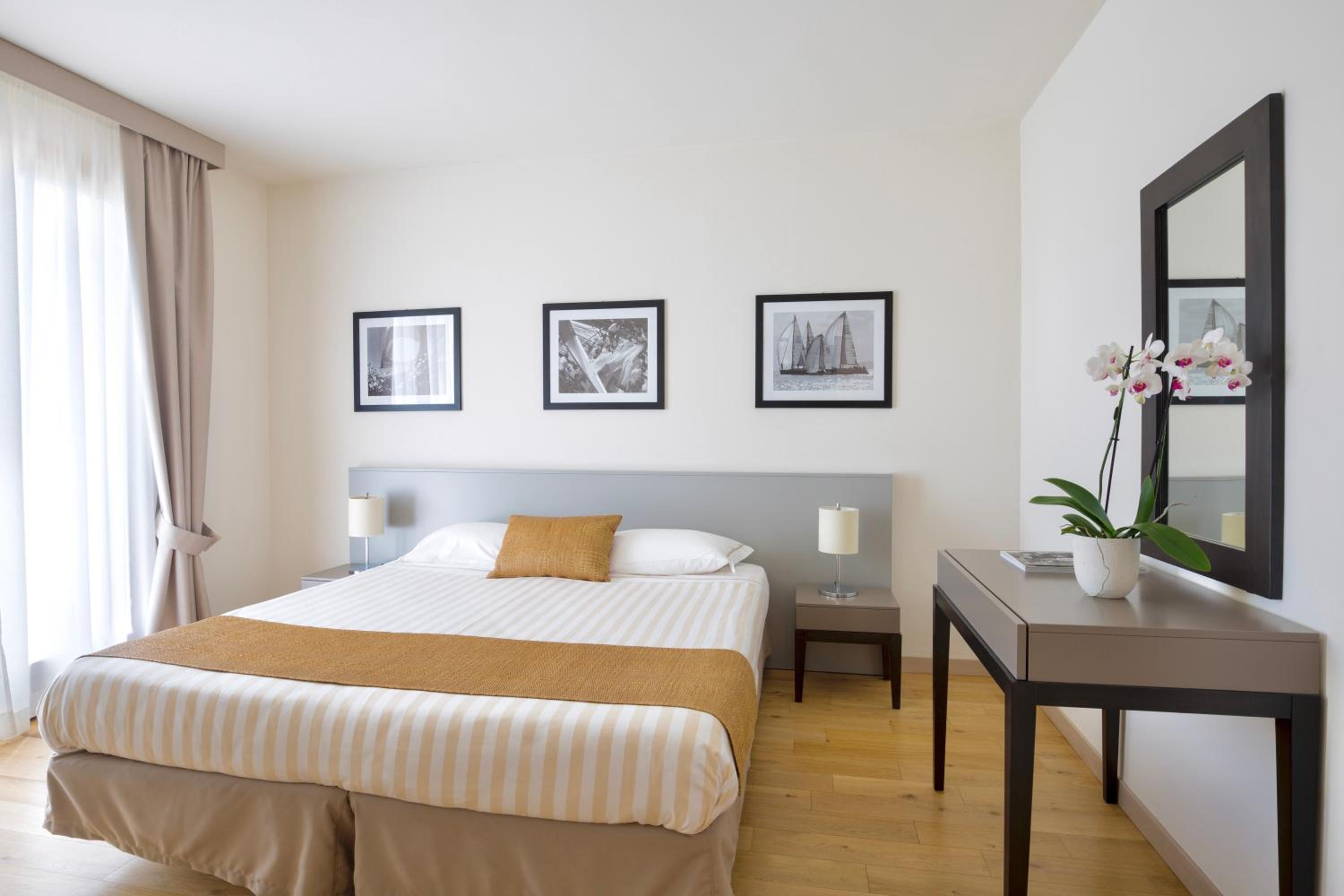 One-Bedroom Apartment with Balcony and Sea View photo 3