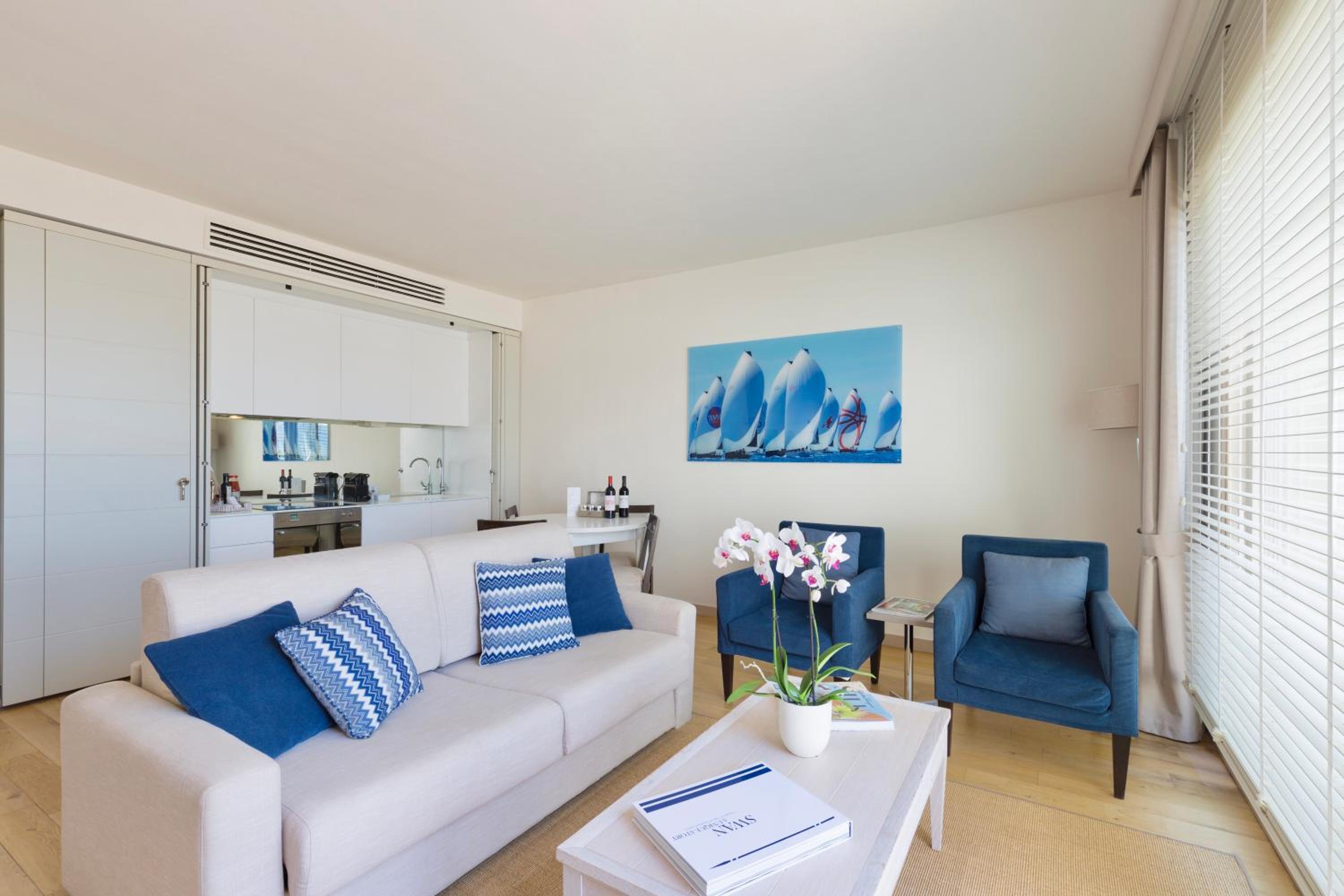 One-Bedroom Apartment with Balcony and Sea View photo 1