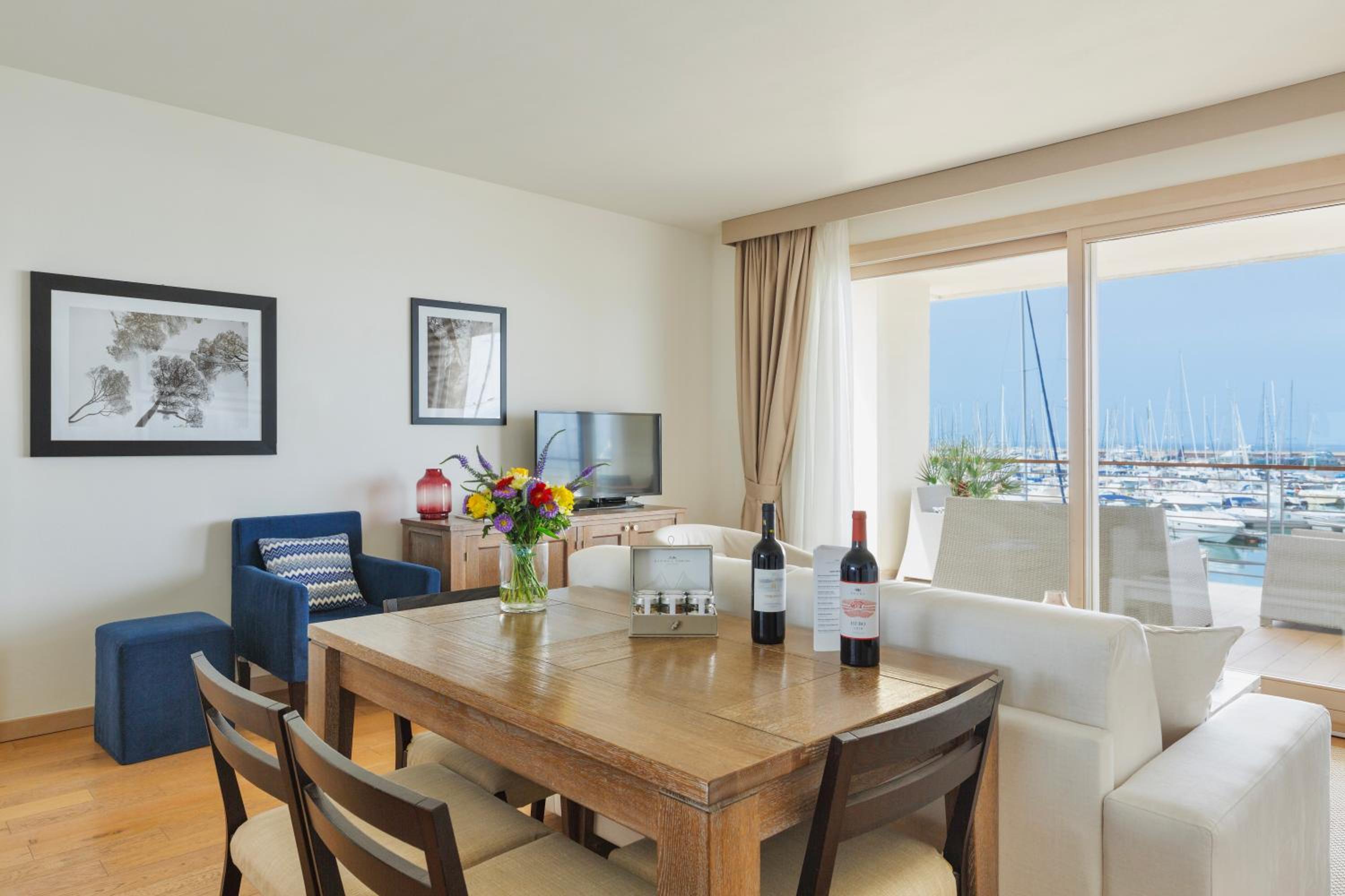 Two-Bedroom Apartment with Balcony and Sea View photo 1
