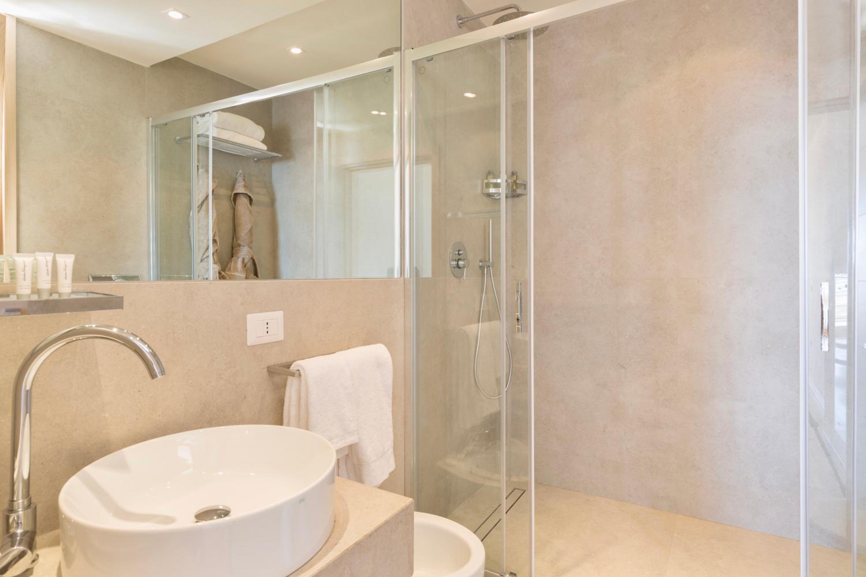 Two-Bedroom Apartment with Balcony and Sea View photo 3