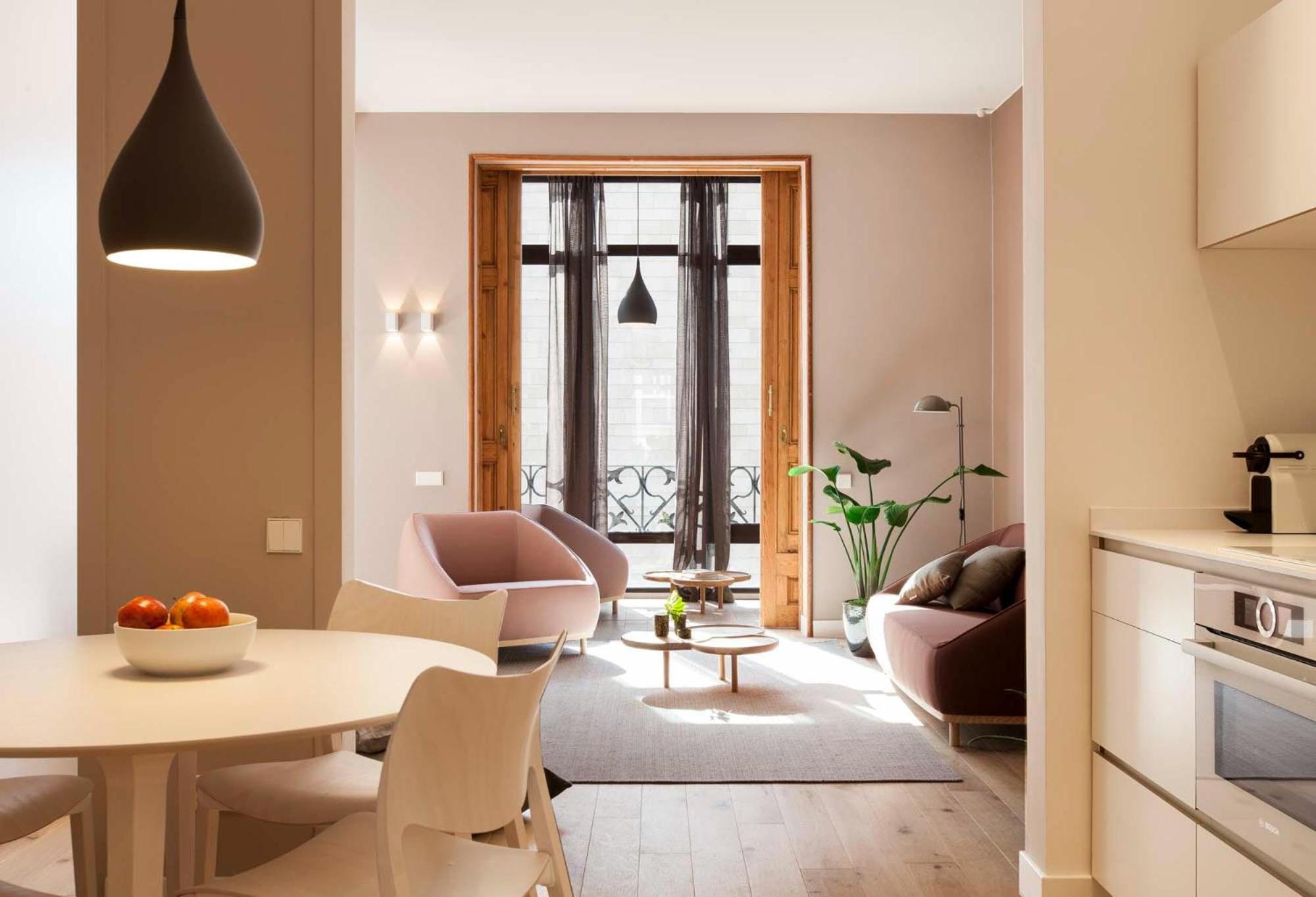 Deluxe One-Bedroom Apartment with City View photo 3