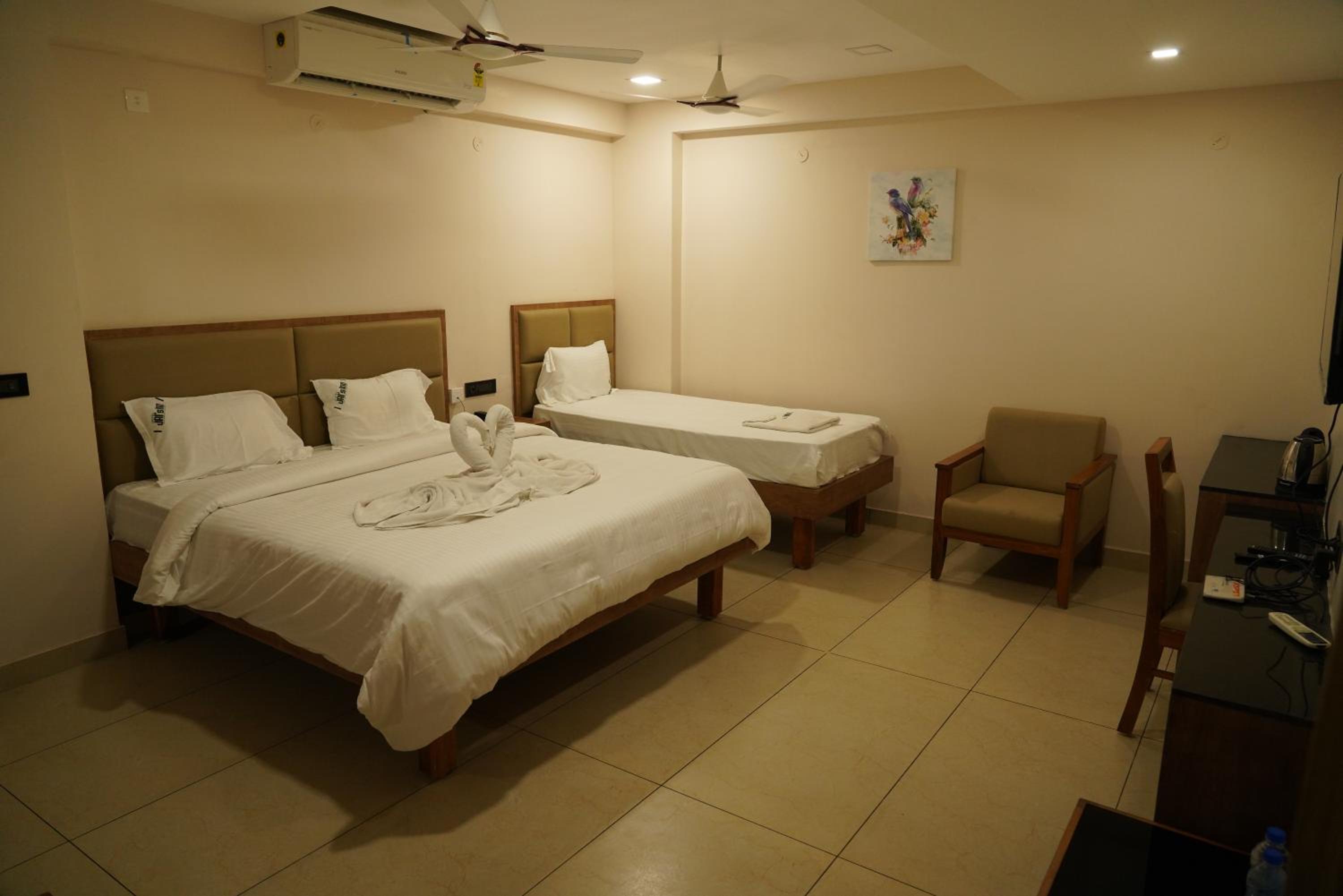 Deluxe Double Room with Two Double Beds photo 3