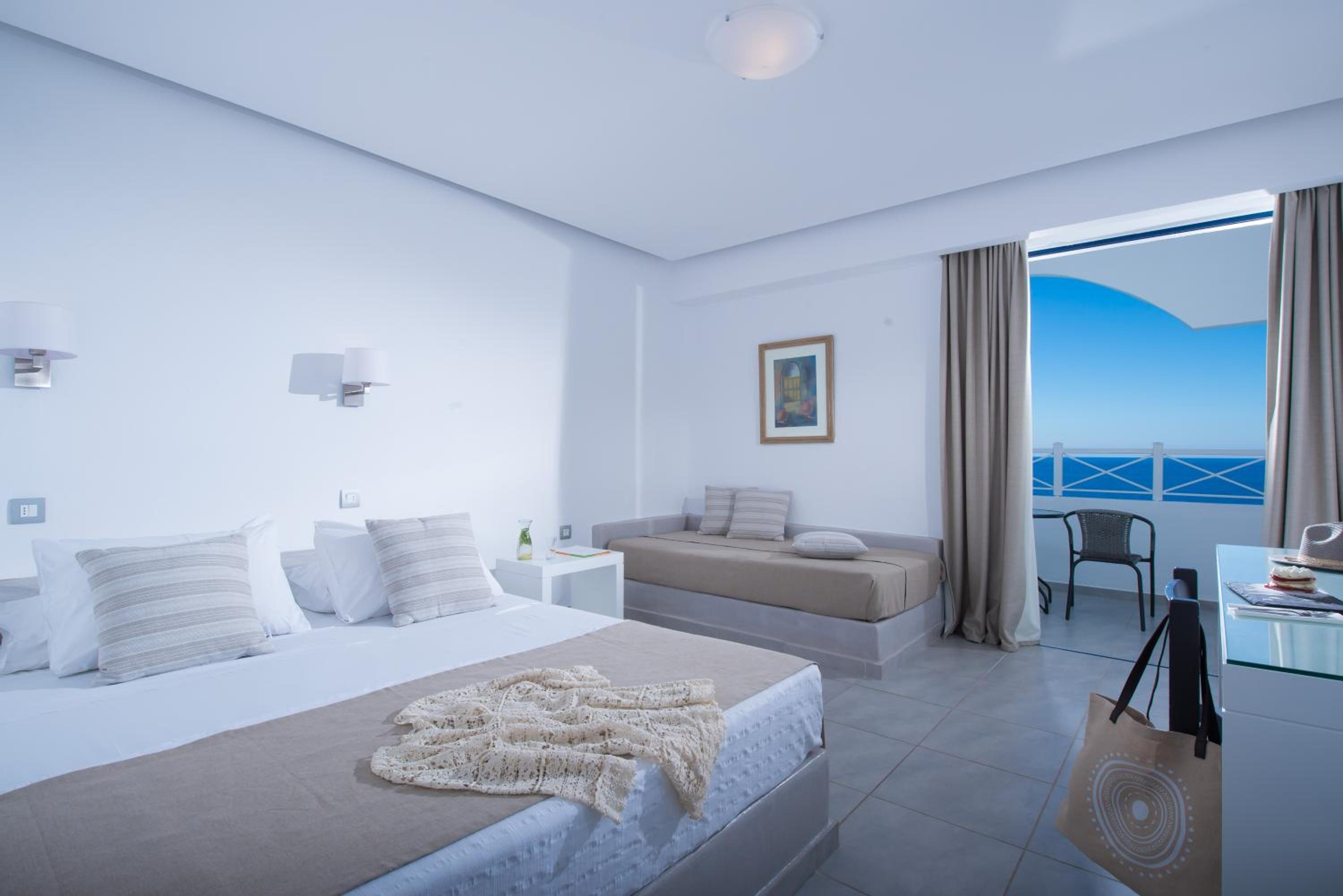 Double or Twin Room with Sea View - Photo 1