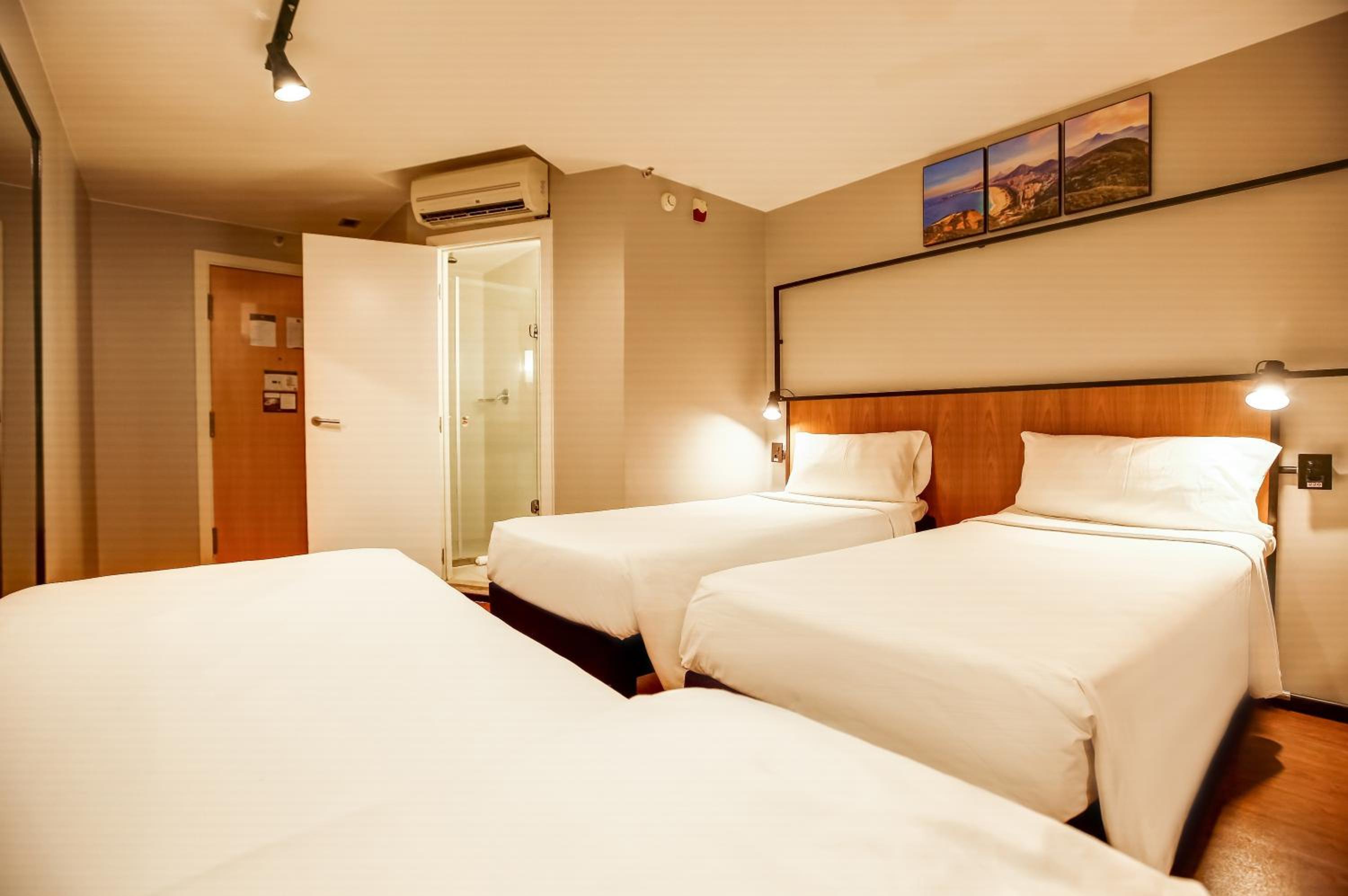 Standard Apartment with Three Single Beds photo 2