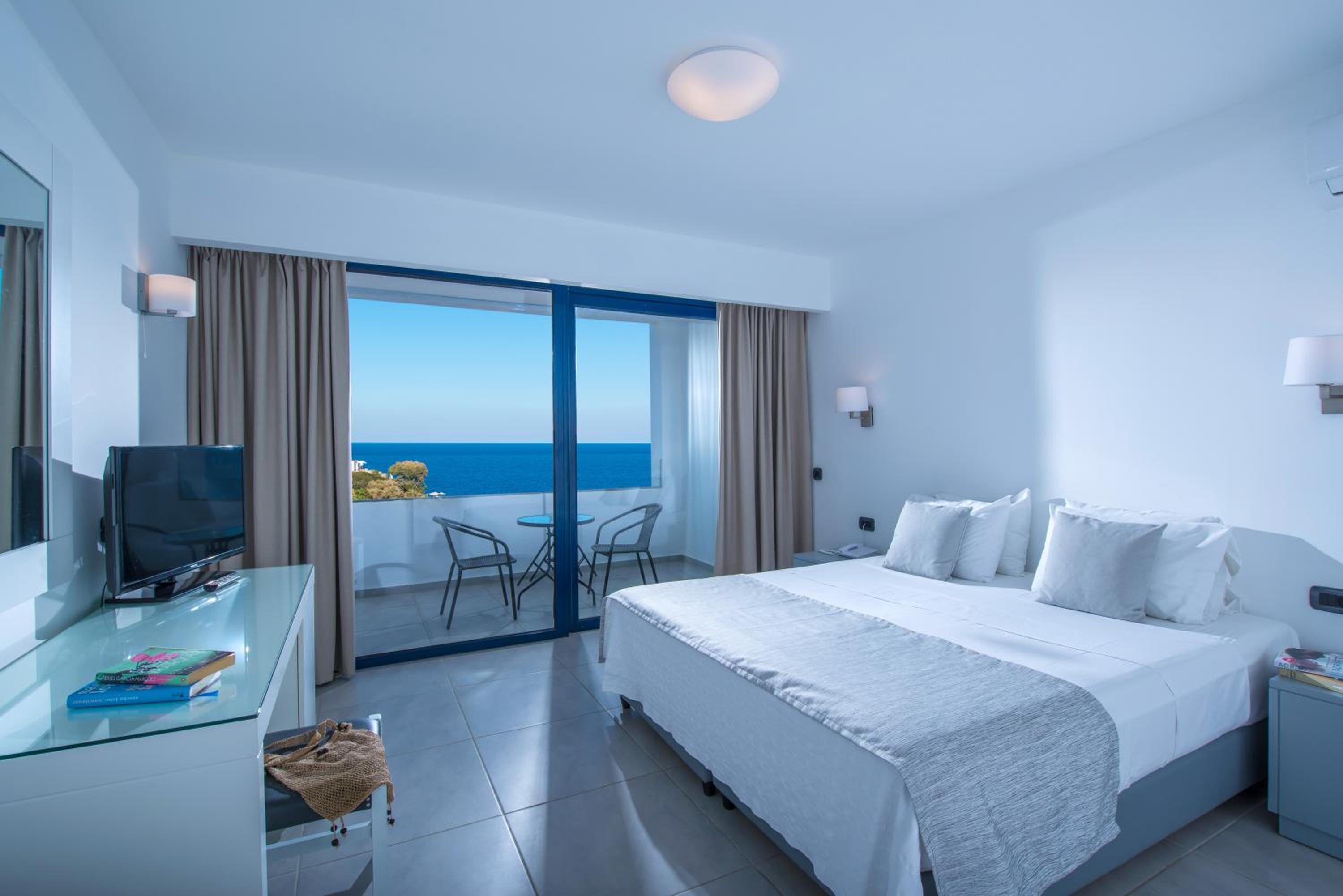 Superior Double Room with Sea View - Photo 3