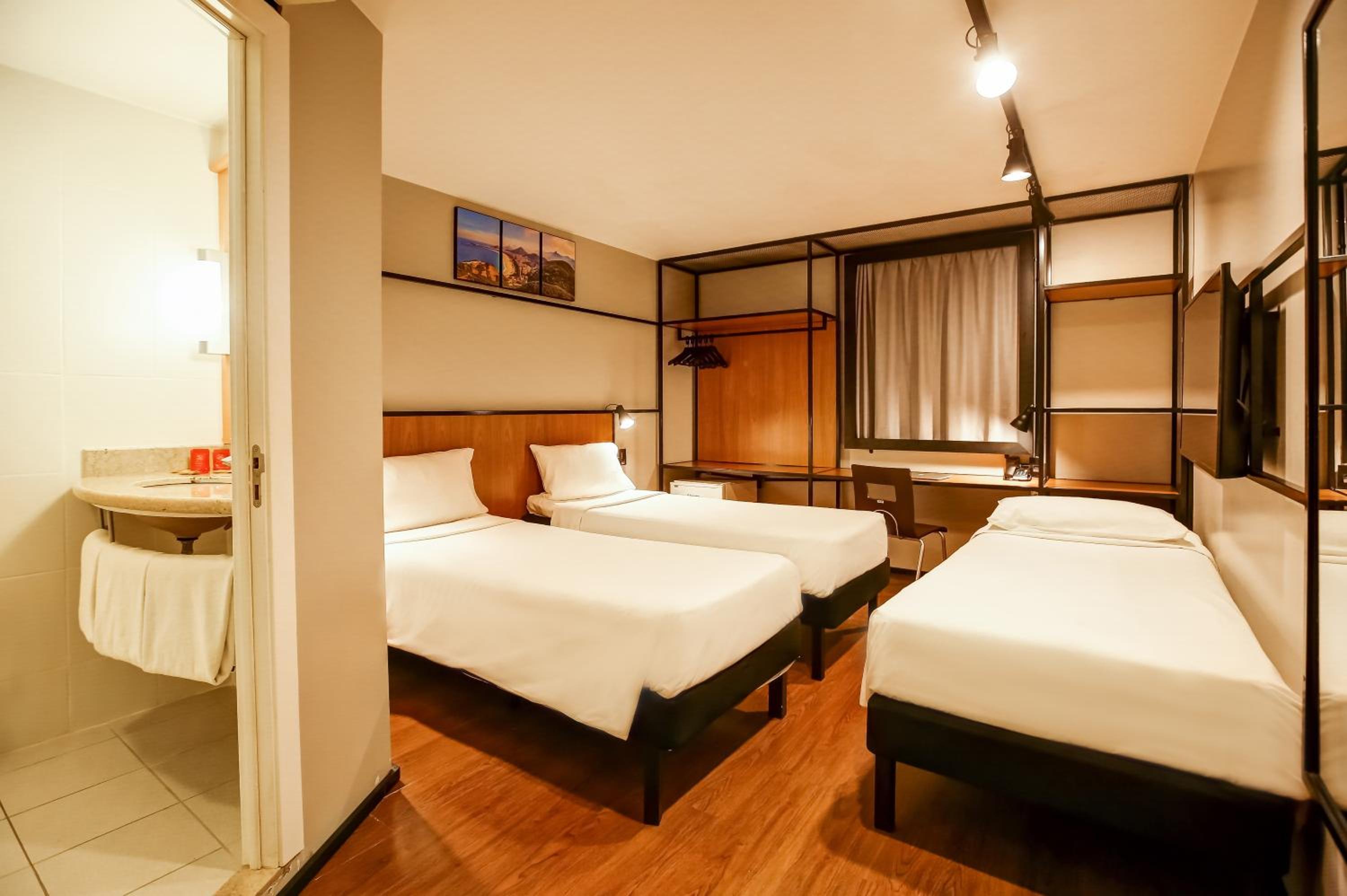 Standard Apartment with Three Single Beds photo 3