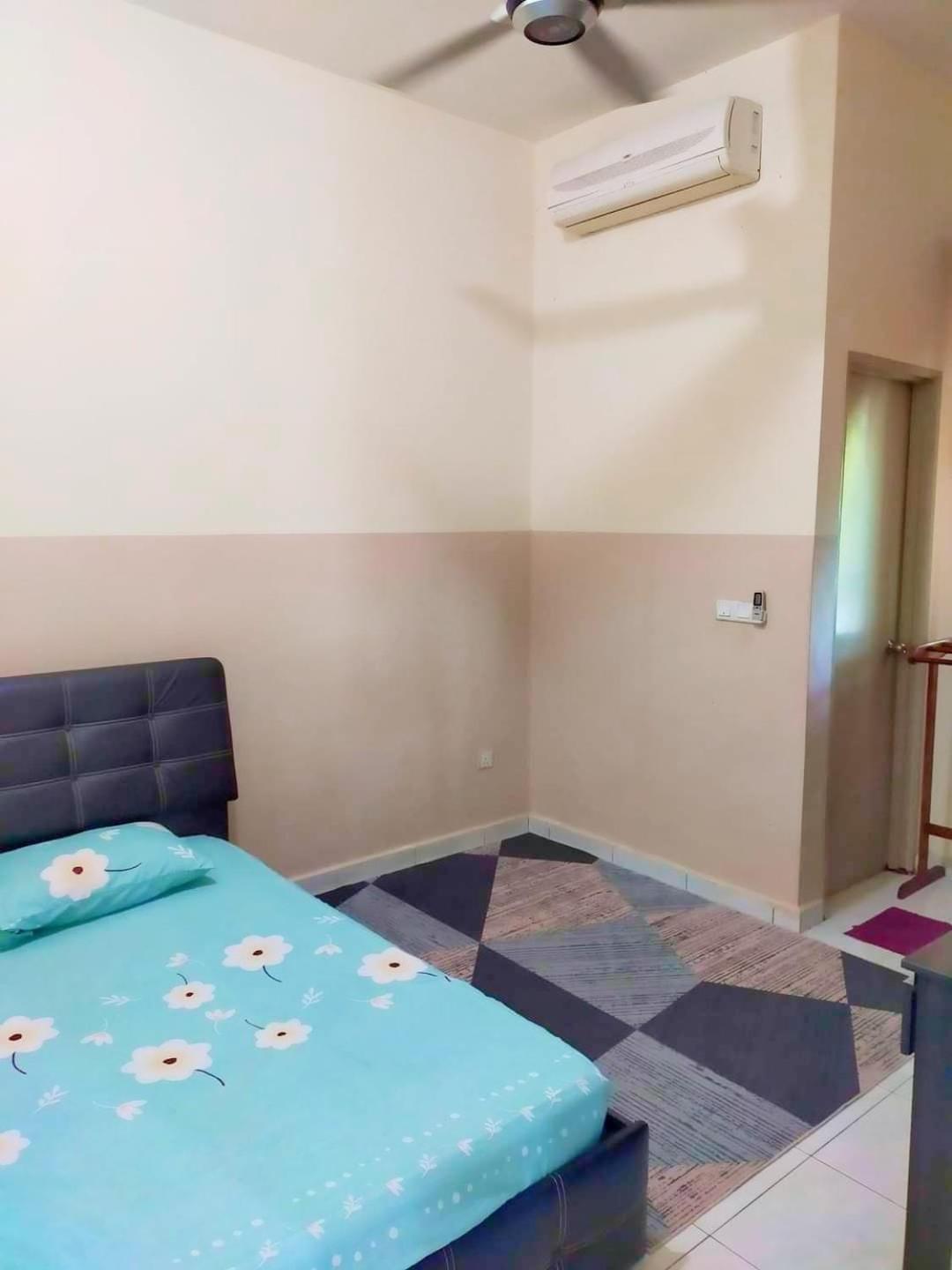 Three-Bedroom House photo 3