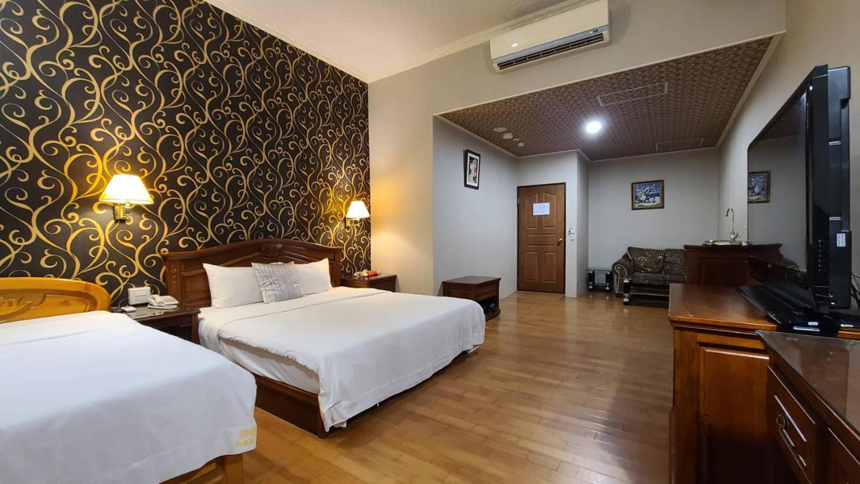 Deluxe Queen Room with Two Queen Beds photo 3