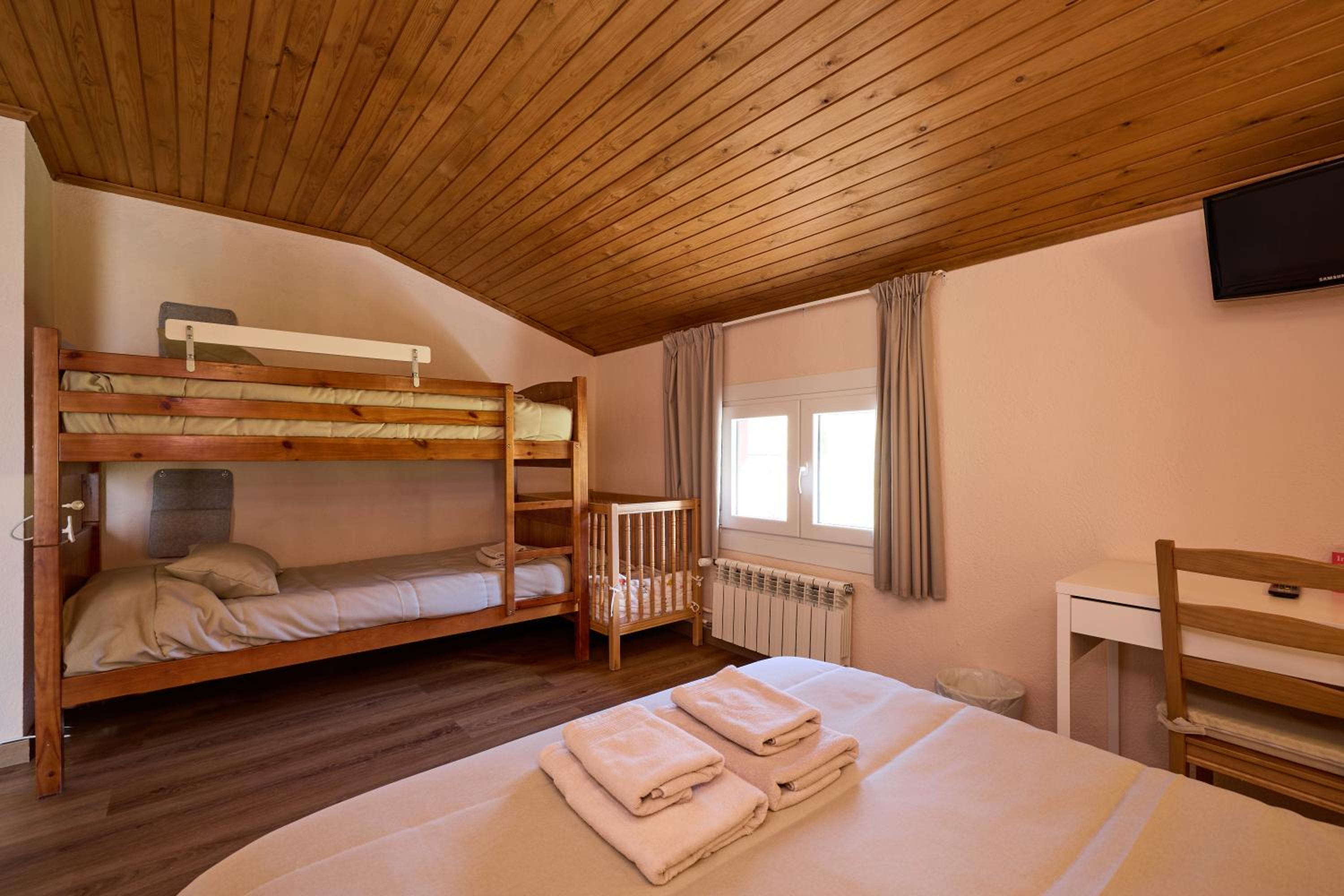 Family Room (2 Adults + 2 Children)