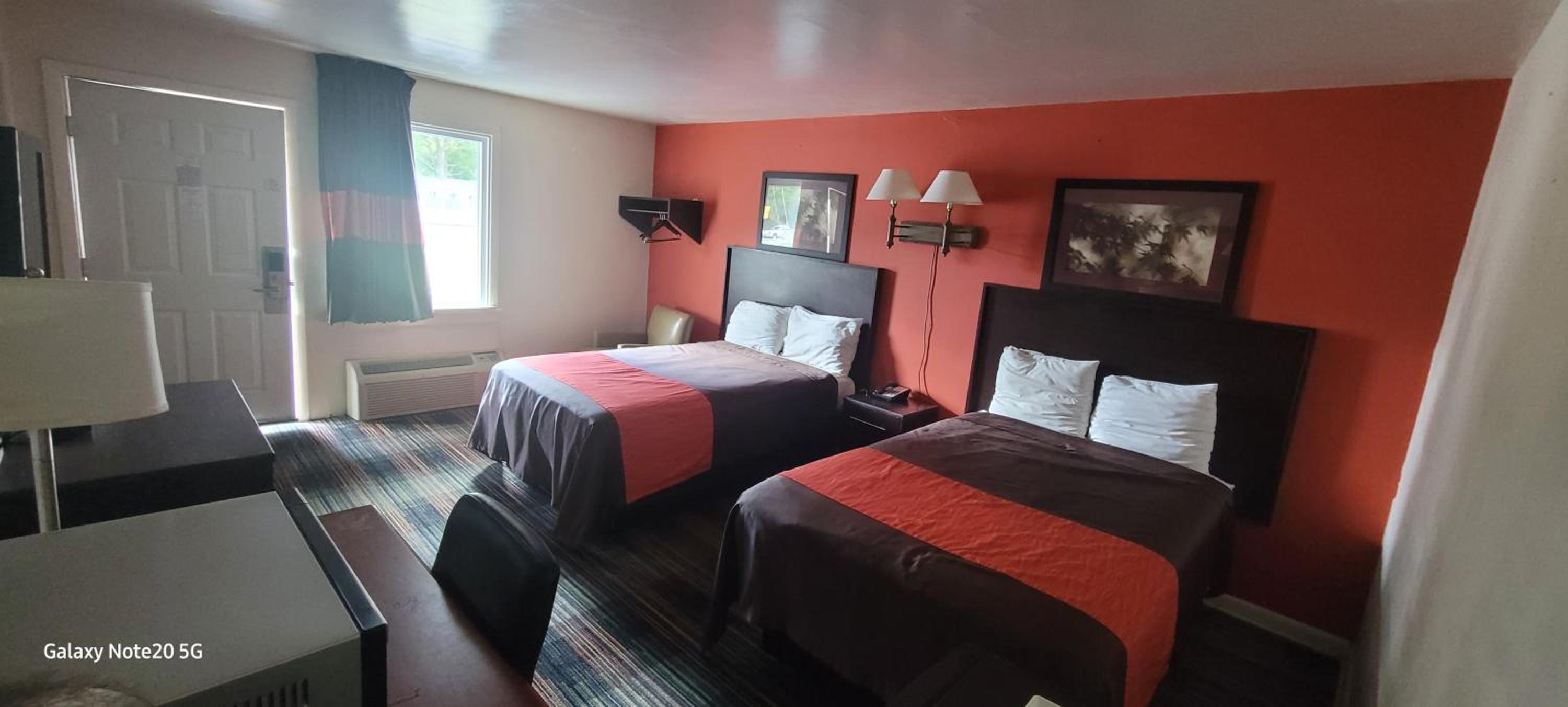Deluxe 2 Full Beds Non Smoking photo 1